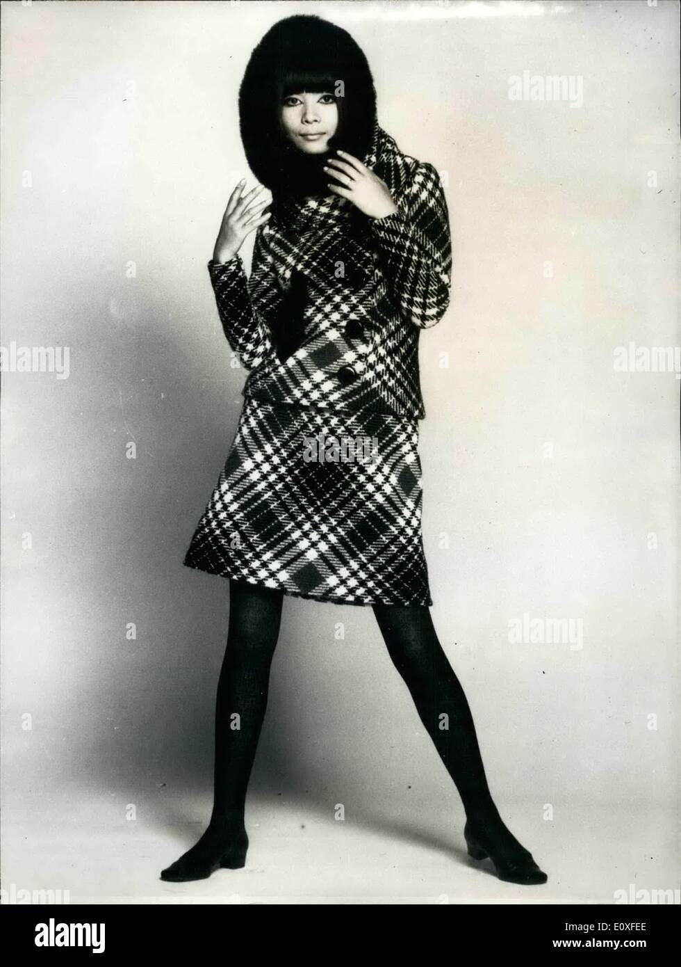 Agosto 08, 1966 - Los colores son blanco, negro y caramelo. Jayne Mansfield en Alemania. Foto de stock