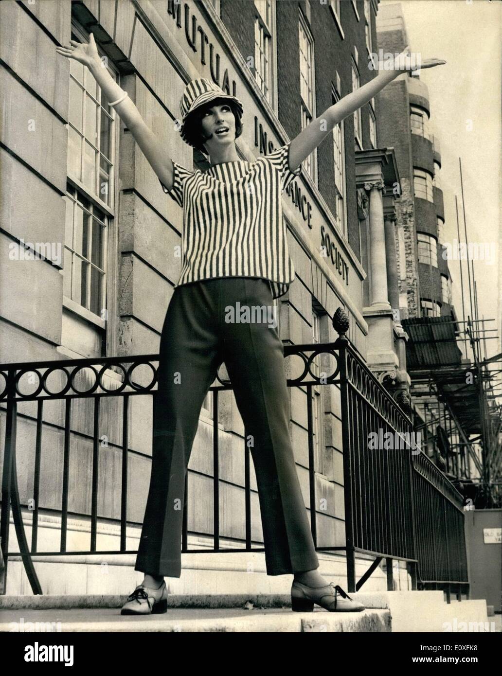 09 de septiembre de 1966 - hombres y mujeres de ropa de punto de moda Show:  Fotos muestra Brenda arless lleva un algodón y hlanun escarlata y blanco  rayas ''Plush Top'' con
