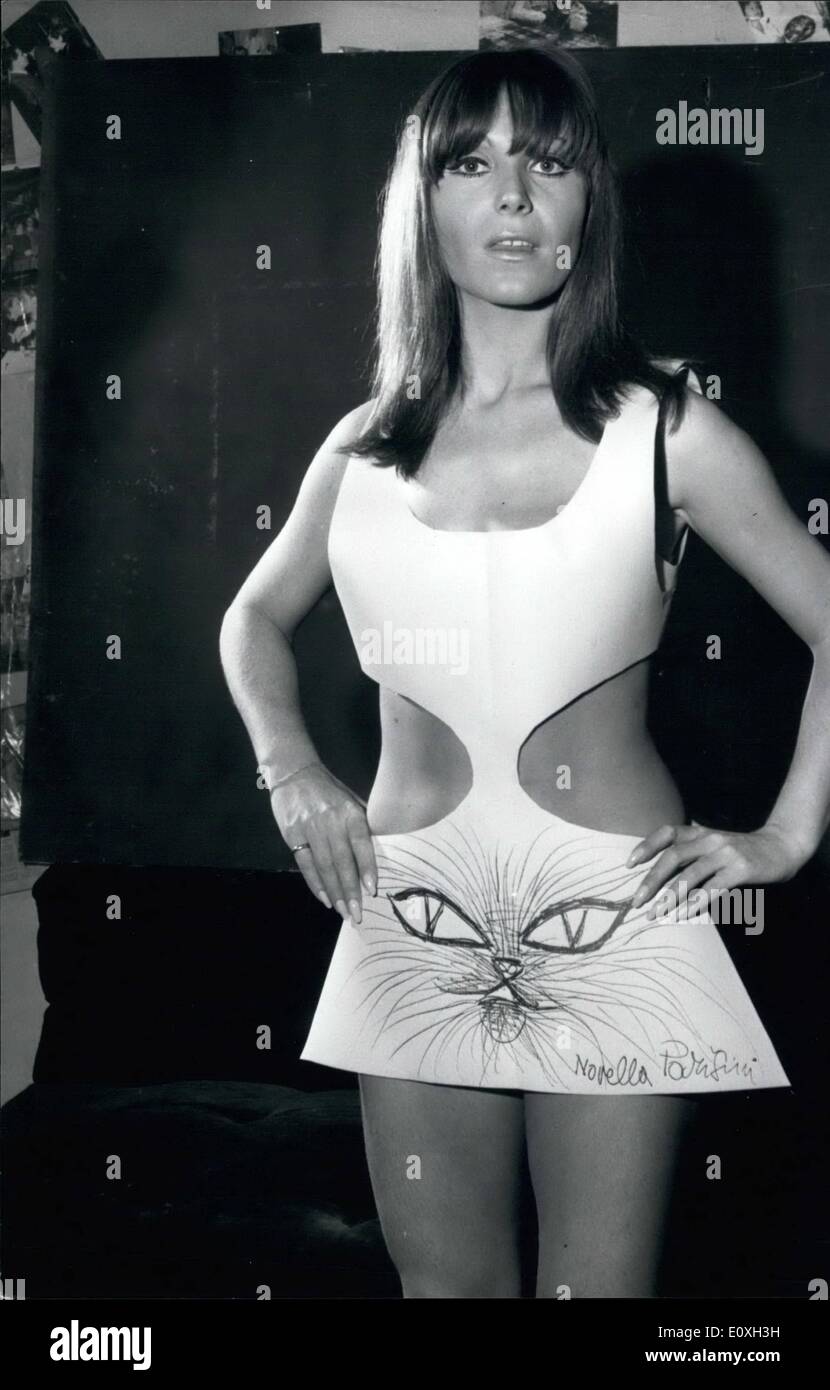 El 10 De Octubre 1966 Roma Octubre De 1966 Nuevas Ideas Por Novella Parigini El Famoso Pintor Romano Despues De Que El Nuevo Vestidos Fabricados En Papel Entraron En Circulacion En