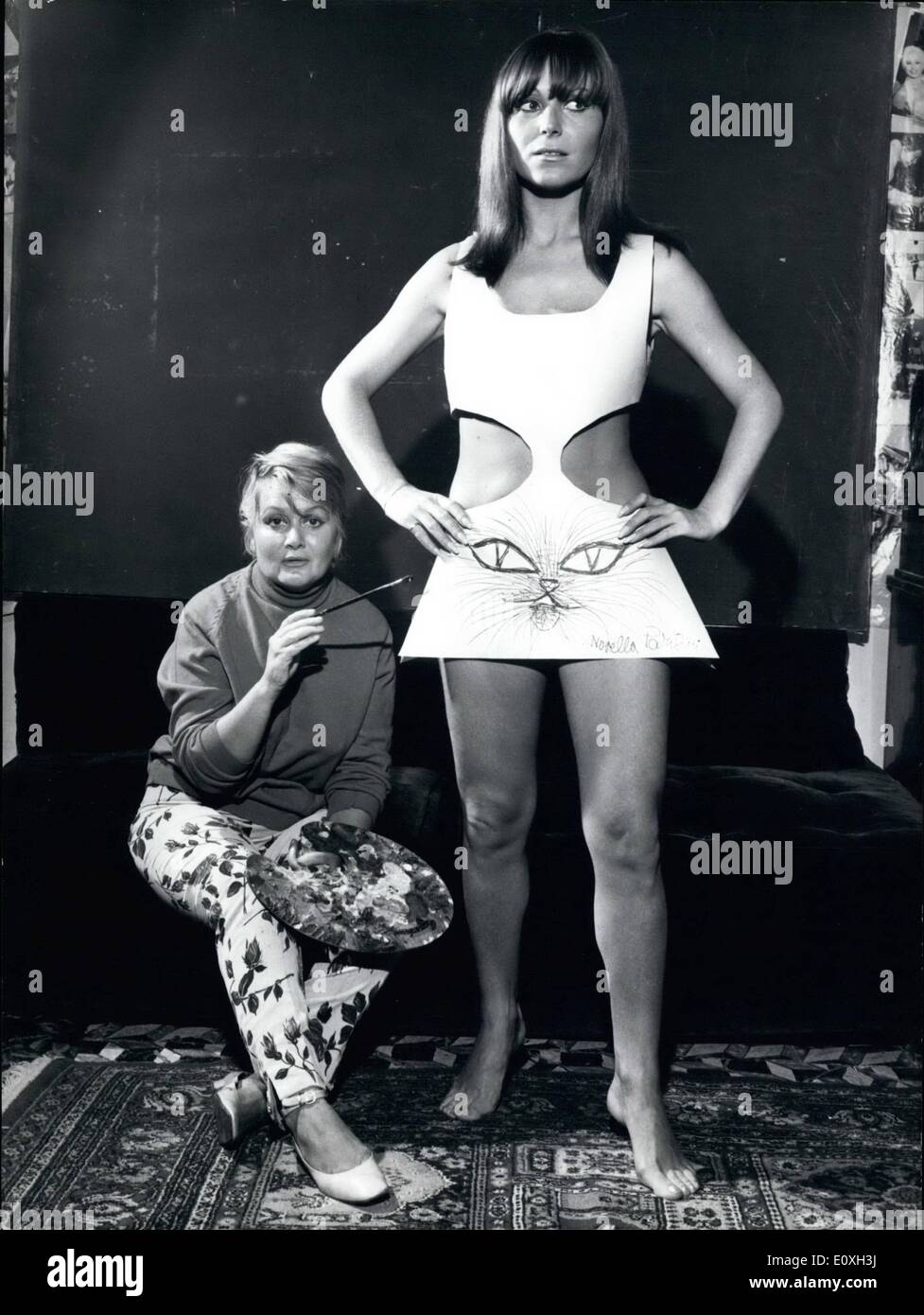 Octubre 10 1966 Nuevas Ideas Por Novella Parigini El Famoso Pintor Romano Despues De Que El Nuevo Vestidos Fabricados En Papel Entro En Fotografia De Stock Alamy