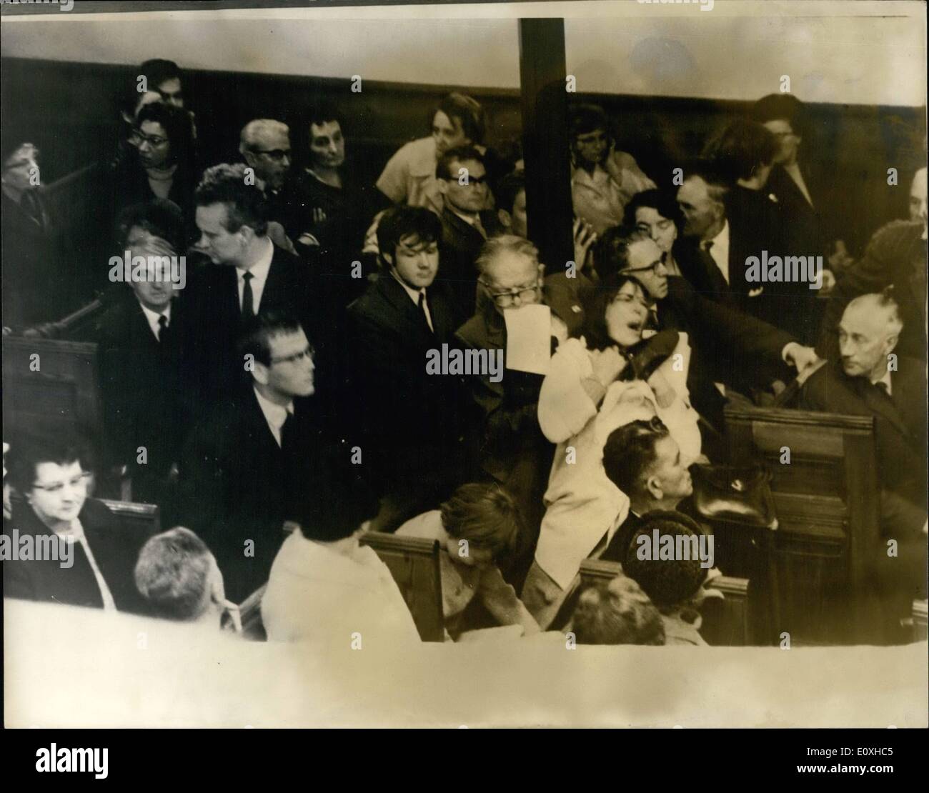 Octubre 10, 1966 - Primer Ministro Acallado durante el servicio en Dorset  Gardens Iglesia Metodista Brighton. El Primer Ministro Sr. Harold Wilson  fue acallado en escenas de desorden que estallaron durante la