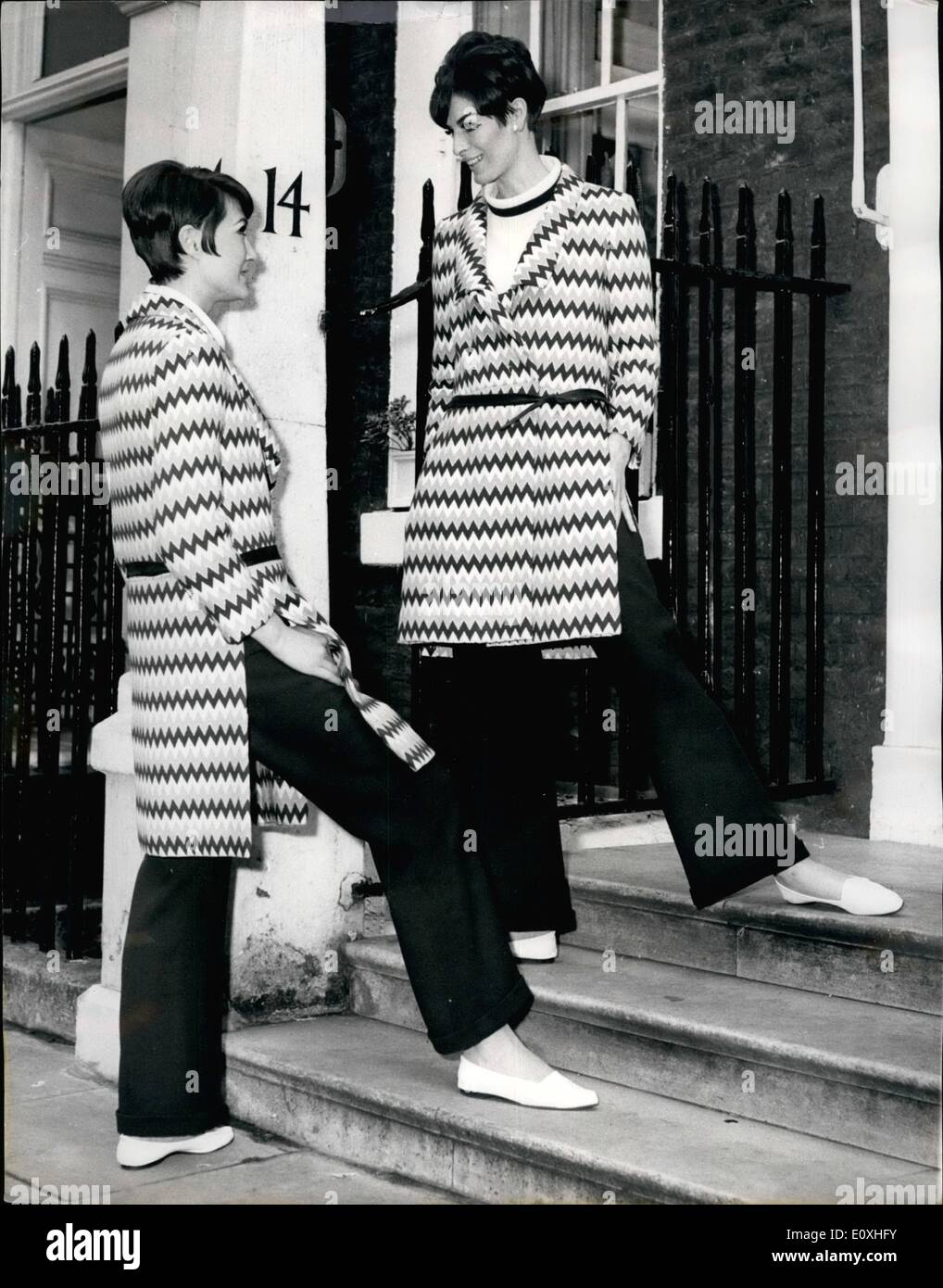01 de enero de 1967 - Hardy ames Fashion Show. (De L. a R.) Dos modelos con  Flotilla, un abrigo en azul marino, algodón de espiga amarillo y blanco;  pantalones en cultivos