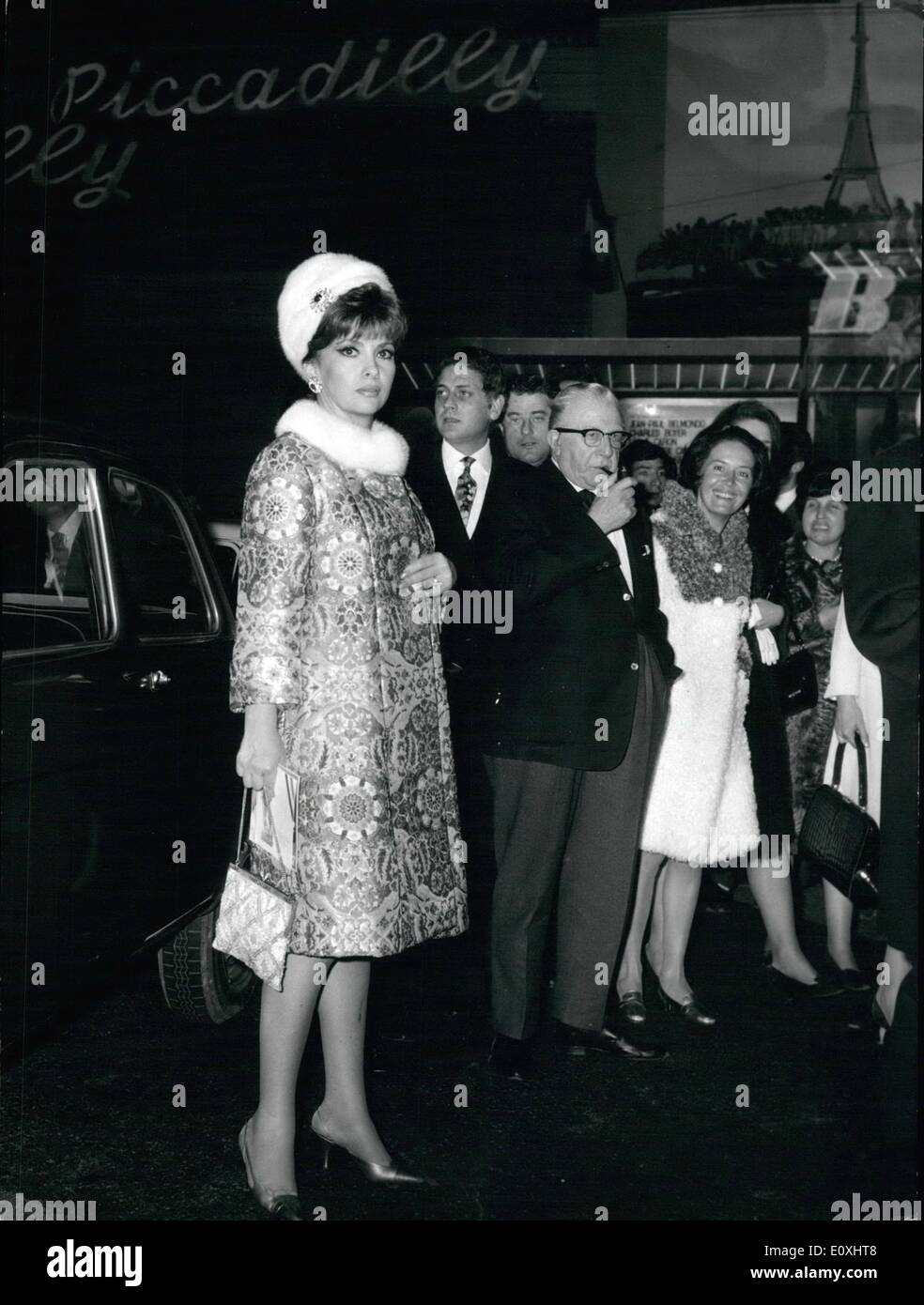 Enero 01, 1967 - Gala en el cine Barberini de la película ''Paris brule it-il?'', en la primera visión en Italya. Foto Foto de stock