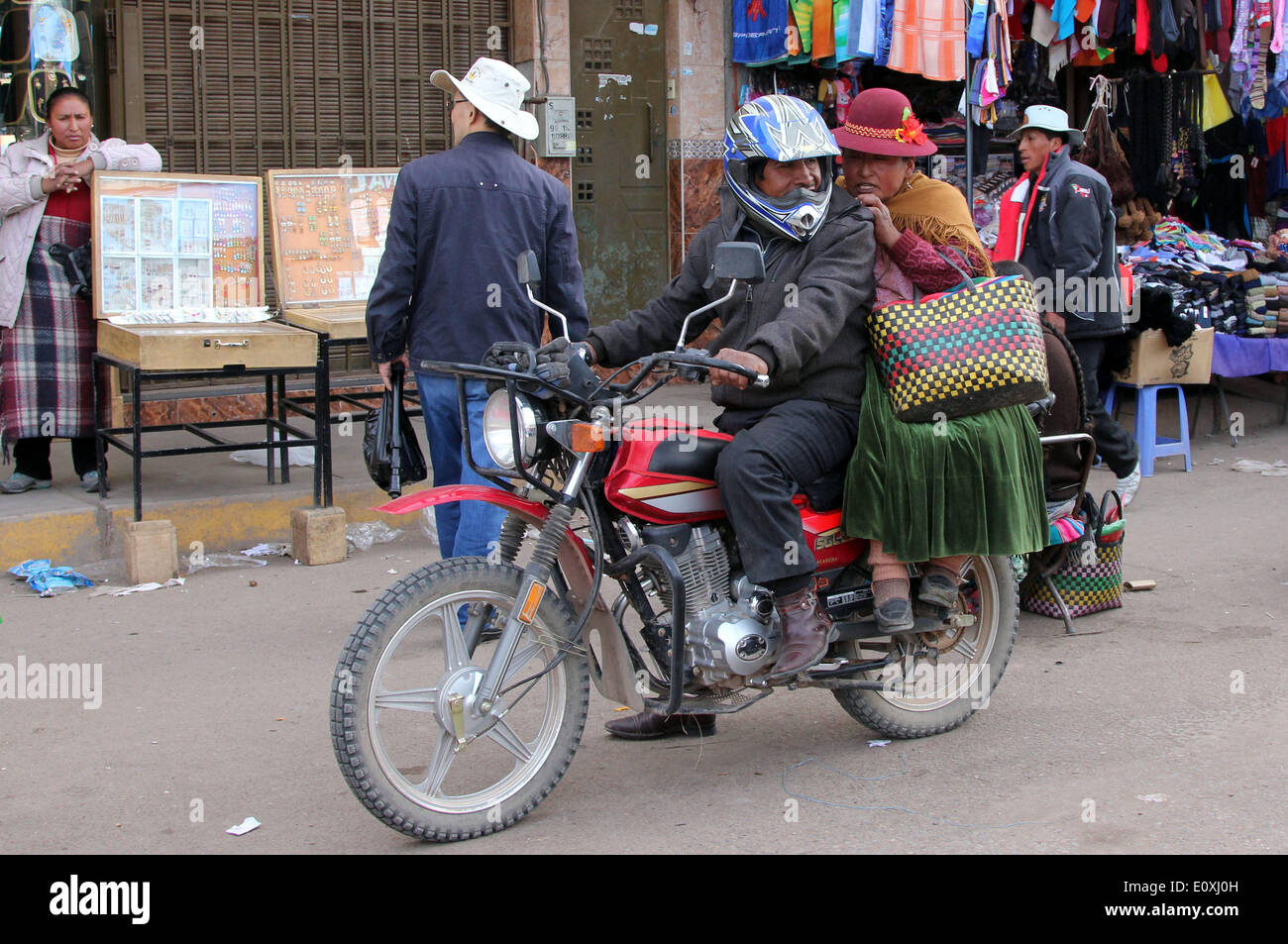 Puno, Perú. El 13 de mayo de 2014. Las personas viajar en moto por la ciudad de Juliaca, Perú, 13 de mayo de 2014. El Lago Titicaca y sus islas flotantes en el Perú, la región Puno no sólo los atractivos naturales, sino también porque la cultura única del pueblo quechua de Juliaca que viven allí. El lago Titicaca se encuentra en la Meseta de Collao, con las islas de Luna, Taquile, Uros, Amantani y Suriqui en ella. © Luis Camacho/Xinhua/Alamy Live News Foto de stock