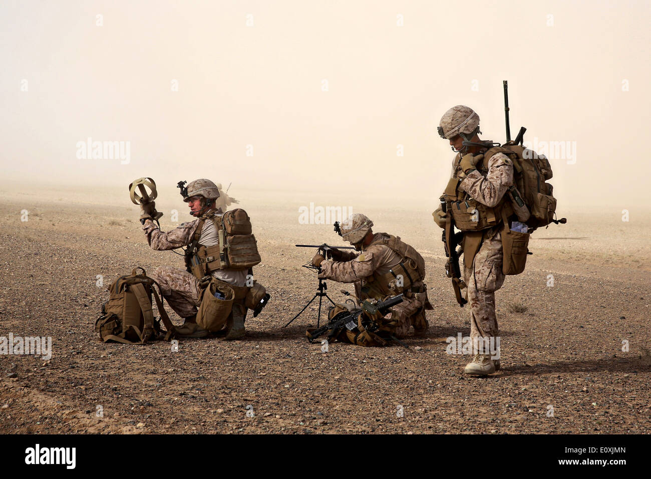Los Marines con armas Company, 1er Batallón, 7º Regimiento de la Infantería de Marina establecer comunicación por radio durante una misión de lucha contra la insurrección de Abril 28, 2014 en la provincia de Helmand, Afganistán. Foto de stock