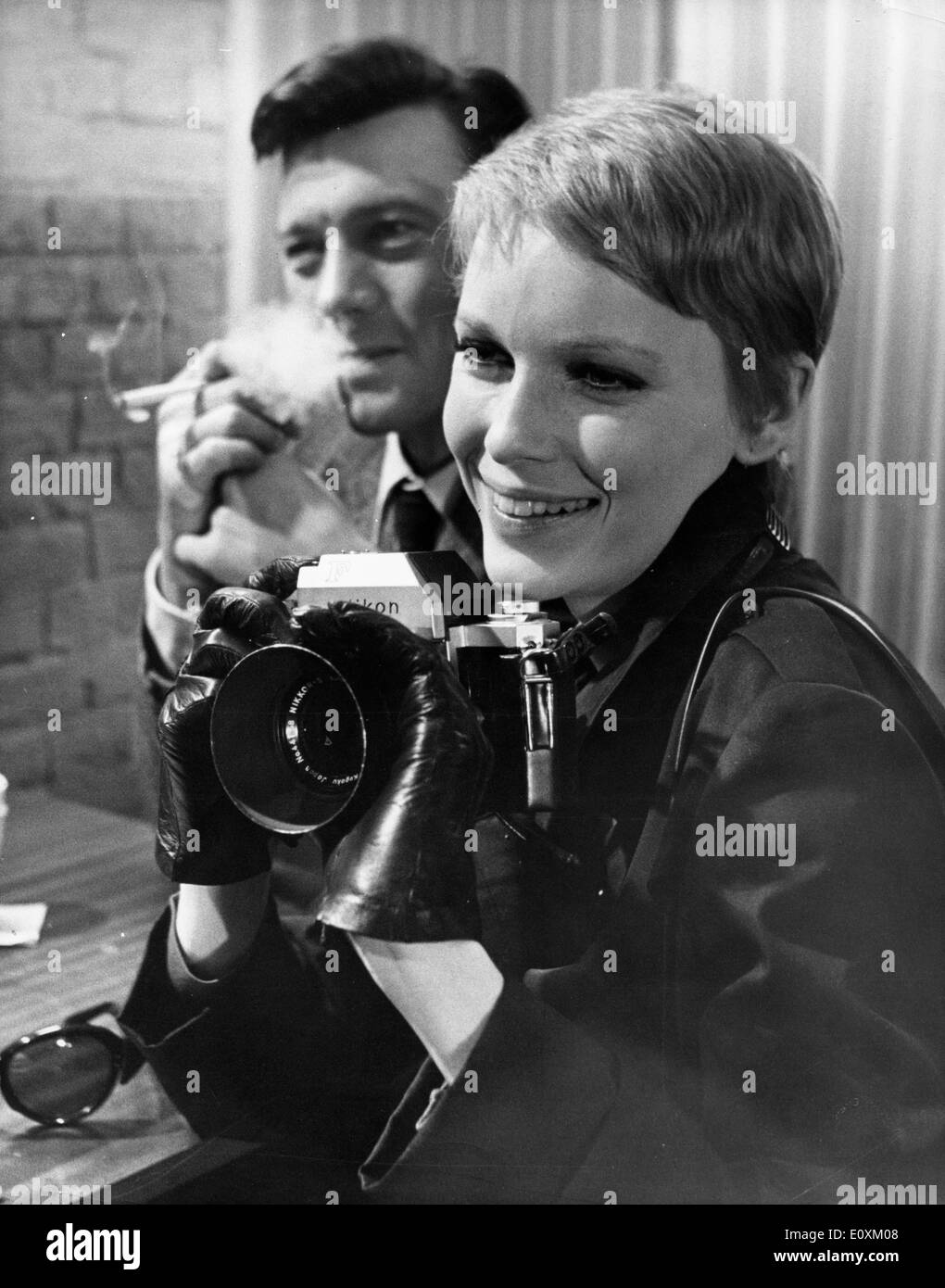 Los actores Laurence Harvey y Mia Farrow en 'un dandy en Aspic' Foto de stock