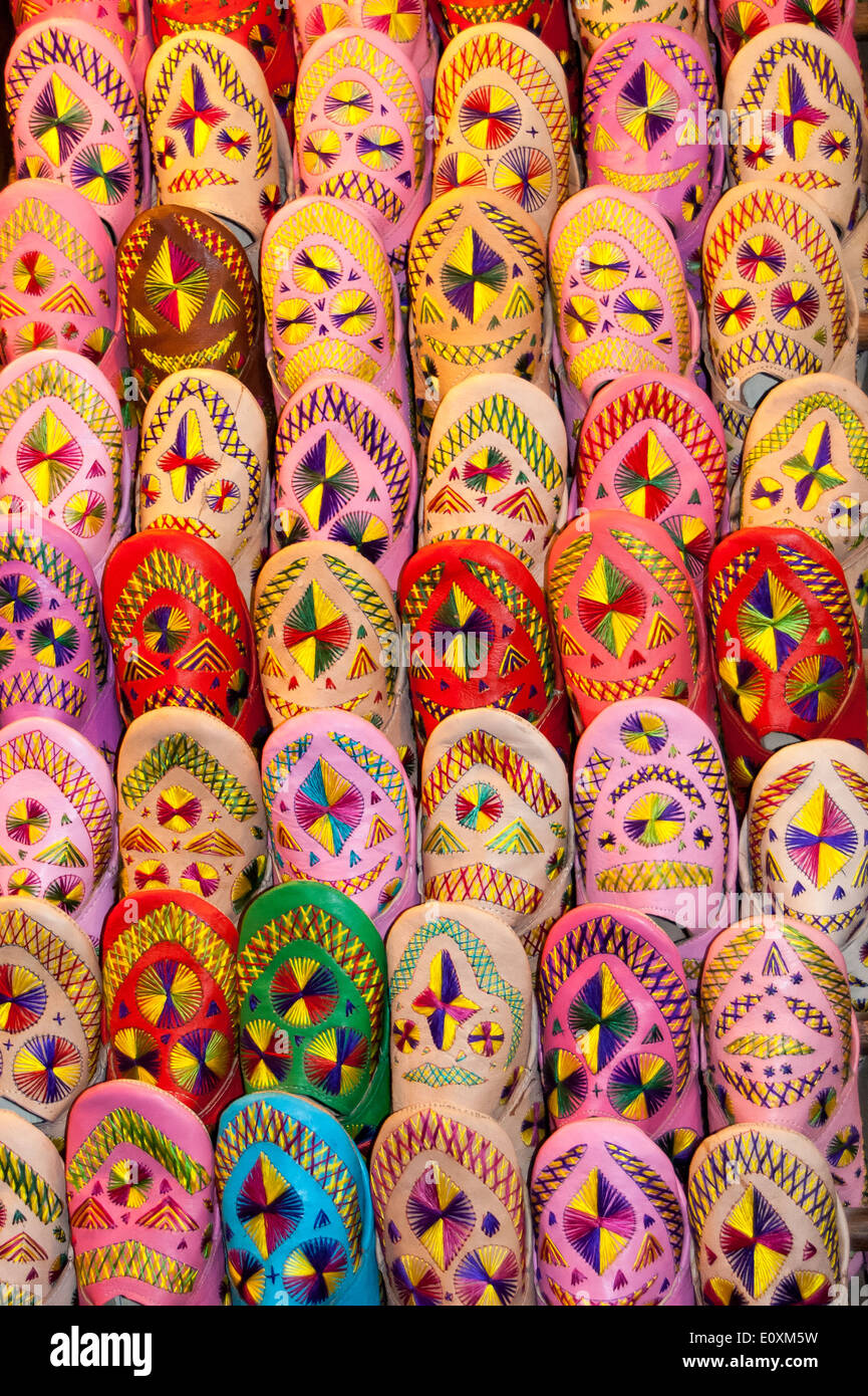 Zapatillas marroquíes tradicionales alineados en Shop mostrar en el mercado de Marrakech Foto de stock