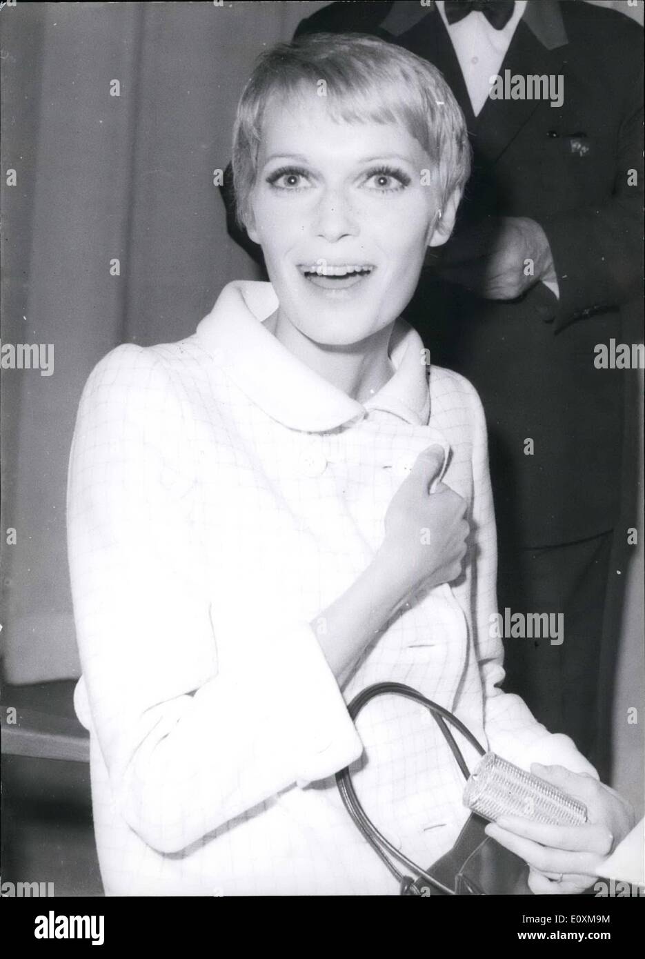 Abril 04, 1967 - Mia Farrow en ''en Berlín donde siga '' Dandy en Aspik'' con Laurence Horvey Pic Foto de stock
