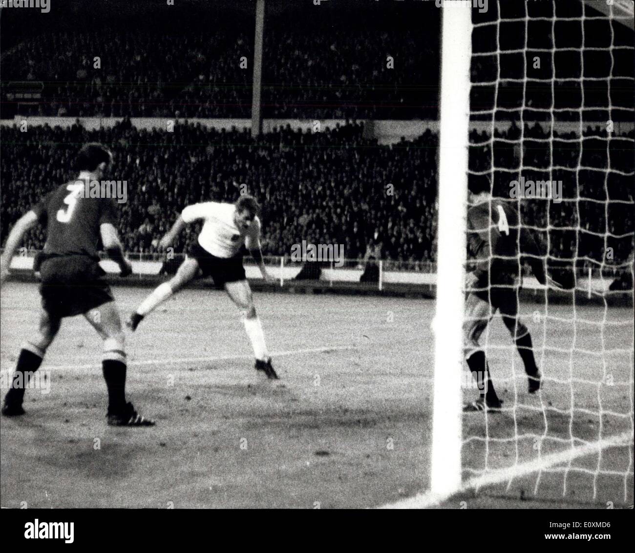 Mayo 25, 1967 - Inglaterra venció a España 2-0 en Wembley. En el partido de fútbol internacional en Wembley anoche Inglaterra venció a España 2-0. Muestra fotográfica: cazar la Inglaterra interior hacia adelante visto título segundo gol de Inglaterra durante el juego en el estadio de Wembley anoche. Foto de stock