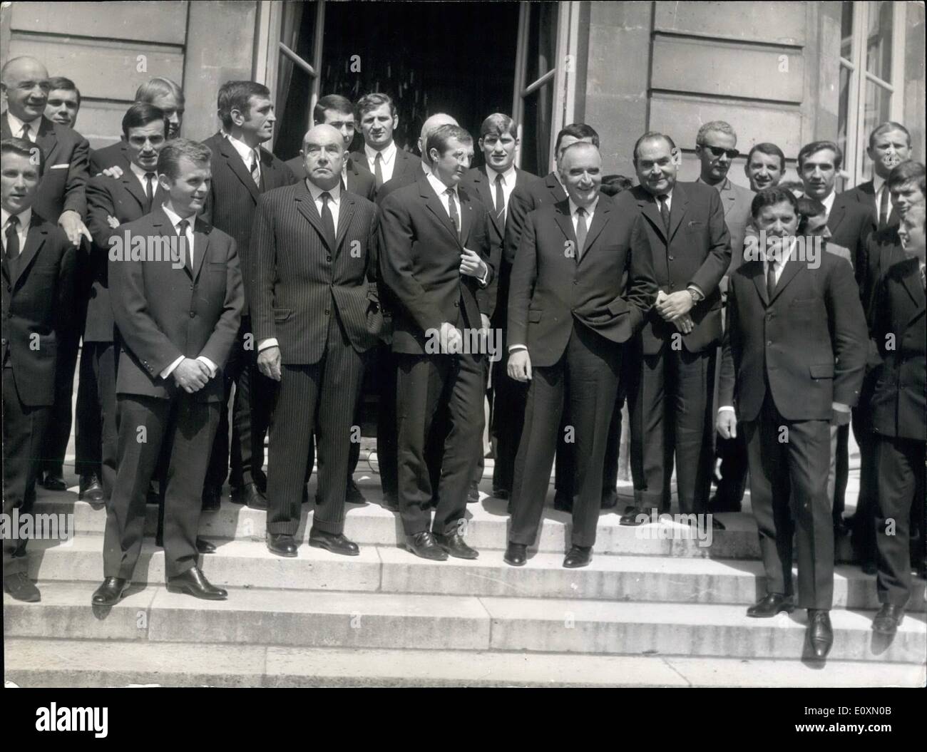 Abril 04, 1967 - El equipo de Francia de rugby huéspedes en horas de almuerzo: Los franceses rughbymen ganadores en Dublín, fueron invitados a un almuerzo ofrecido por el primer ministro pompidou en su residencia oficial de hoy. A partir de l a r Camberabero, Sitjar, ARB~uder, Guy Camberabero, Canbanier, Carrere, KDauga, Darrouy, Spanghero, Primer Ministro Pompidou, N Battingne, Presidente de la Francesa, François Missoffe rughby associatiion, Ministro de Juventud y Deportes, berejnoy Jean Prat (formador) y Gachassin Dourthe. Foto de stock
