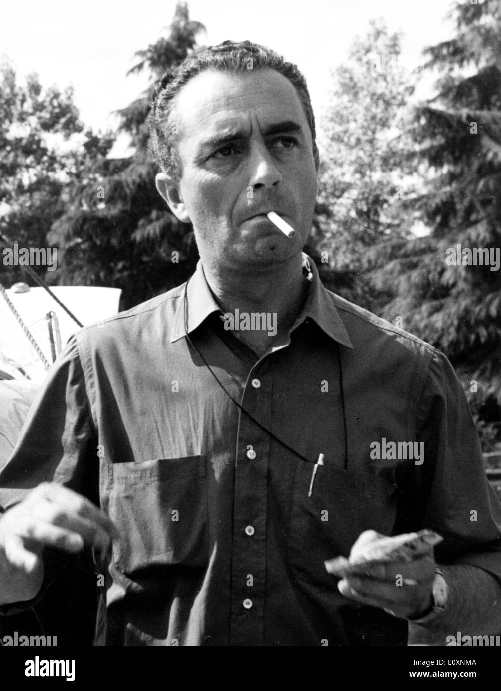 El director de cine Michelangelo Antonioni fumar un cigarrillo Foto de stock