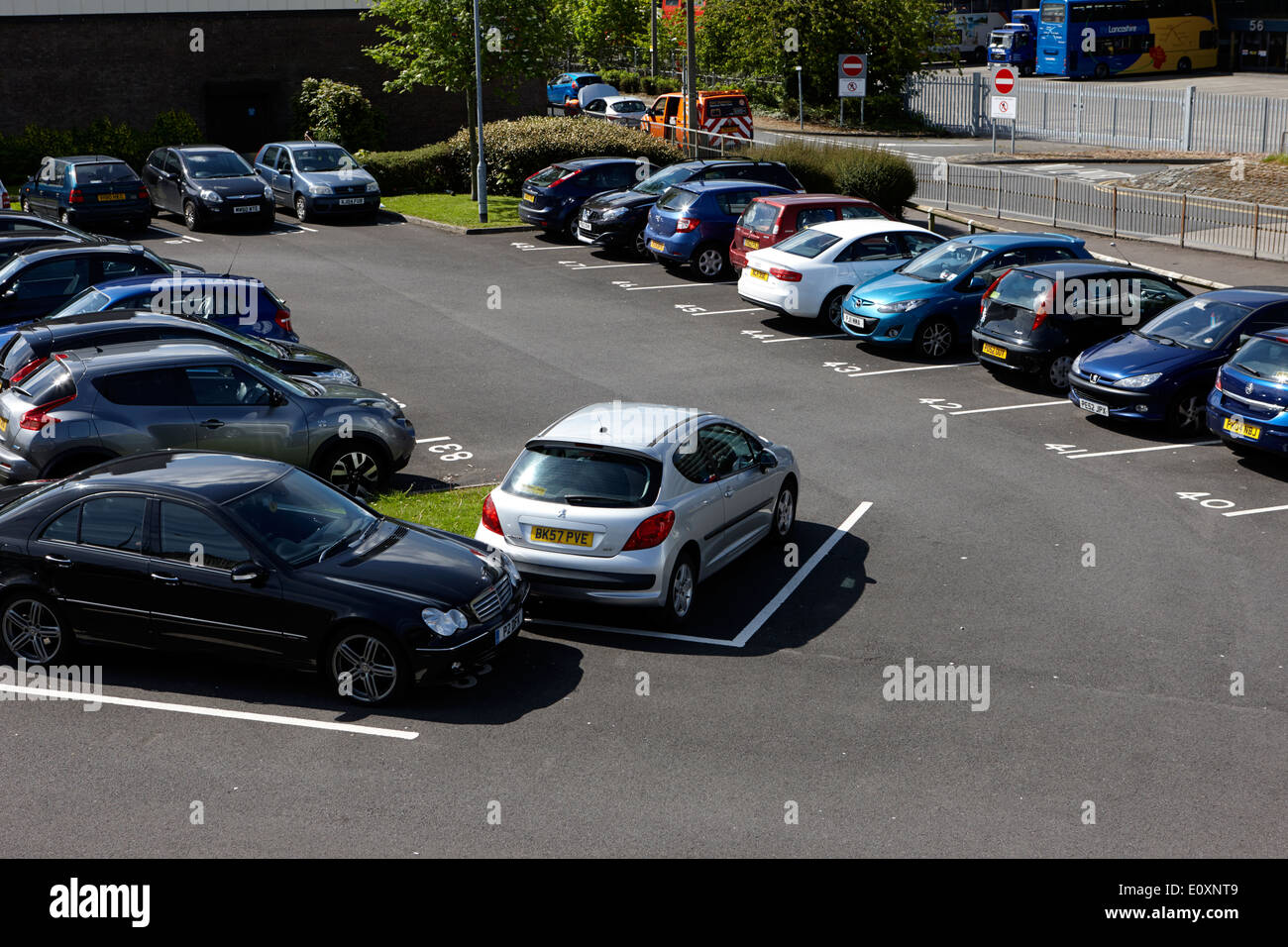 Aparcamiento privado numerados estacionamientos en Preston, Inglaterra Foto de stock