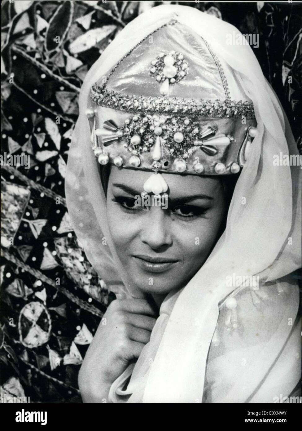 Jun 22, 1967 - Michèle Mercier juega el papel de un sultán bajo el cálido sol de Túnez. Robert Hossein será su marido (Joffrey de Peyrac) y Jean Claude Pascal (Osman Ferradji) será el maestro de los harenes. Foto de stock