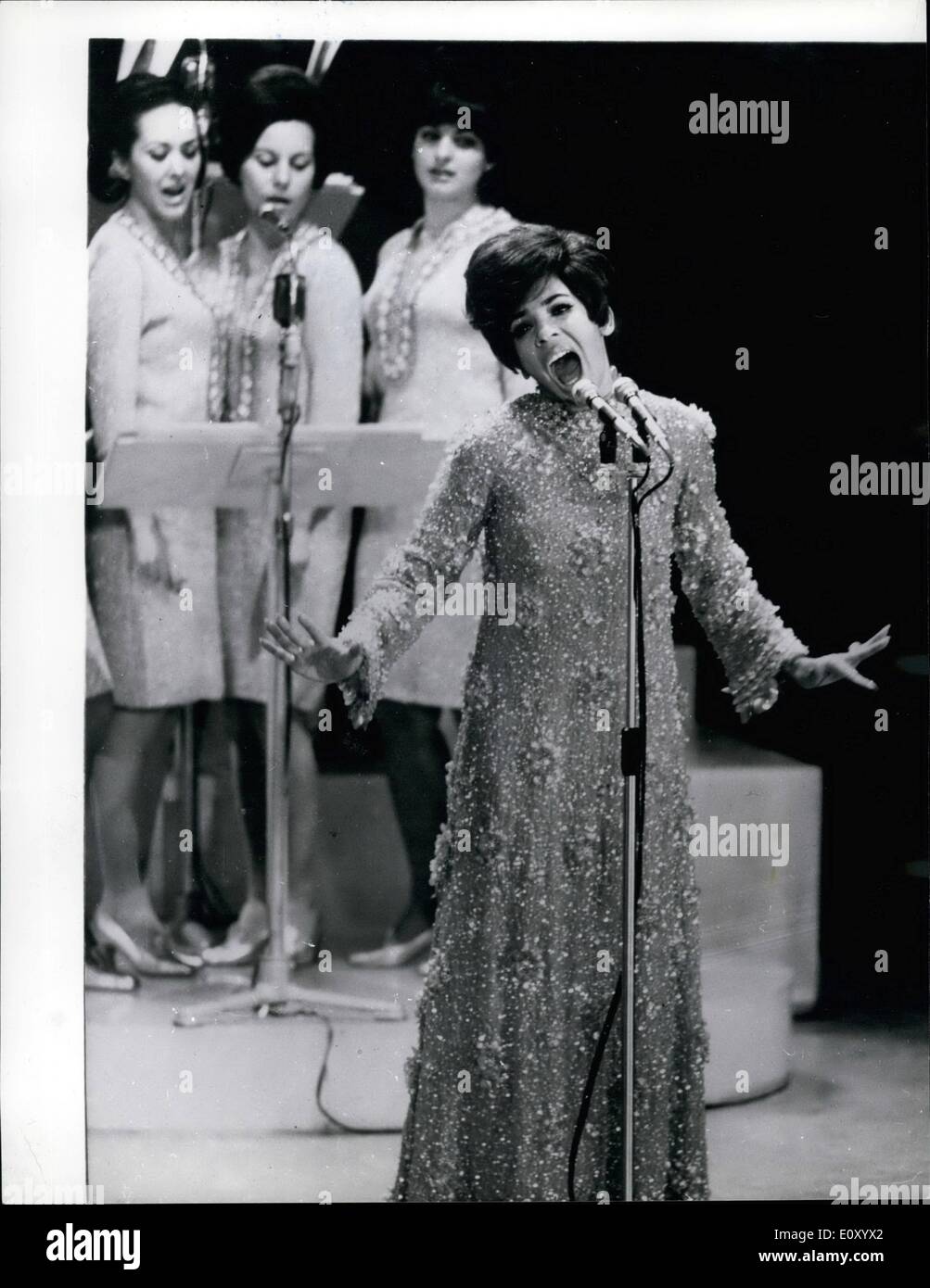 Febrero 02, 1968 - Shirley Bassey en el festival de la canción de San Remo. La foto muestra que Gran Bretaña cantante popular Shirley Bassey, representada en el Festival de la Canción de San Remo. Foto de stock