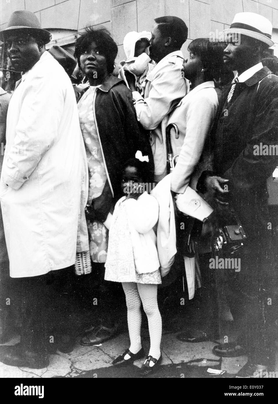 Los dolientes asisten a funeral de Martin Luther King Jr. Foto de stock