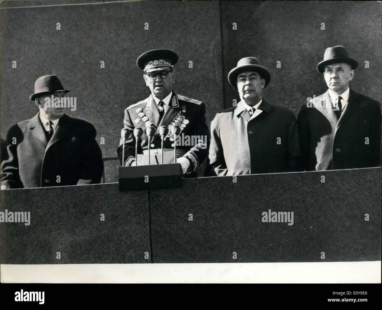 Mayo 03, 1968 - Los dirigentes soviéticos están en una tribuna erigida delante del mausoleo de Lenin para el aniversario de la Revolución desfile. Foto de stock