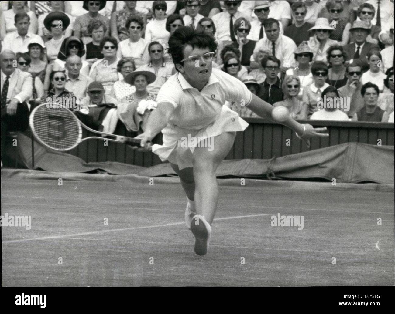 Jul 07, 1968 - Campeonato Abierto de Tenis de Wimbledon, la mujer semi -  Final, la Sra. King V La Sra. Jones. La foto muestra la Sra. Billie Jean  Fotografía de stock - Alamy