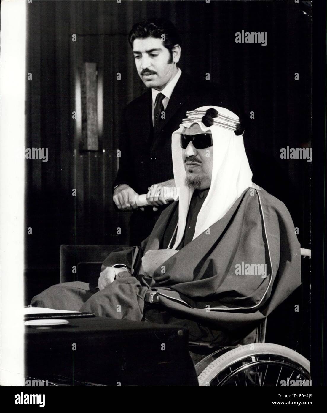 El 12 de octubre, 1968 - Ex-King Saud celebra conferencia de prensa en Londres: Ex-King Saud de Arabia Saudita, a la que asistieron a su yerno, Abdurahman Al Ghuneim, quien actúa como su secretario y su intérprete, la celebración de una conferencia de prensa ayer en Londres. El ex-rey, quien se encuentra en Gran Bretaña durante varias semanas para el tratamiento de reumatismo en las rodillas, dijo que "anhela' para regresar a su patria. Su familia la decisión t deponer a él en favor de su hermano Faisal fue ''prudente'', dijo. Si regresaría nunca podrán regresar fue ''en las manos de los dioses Foto de stock