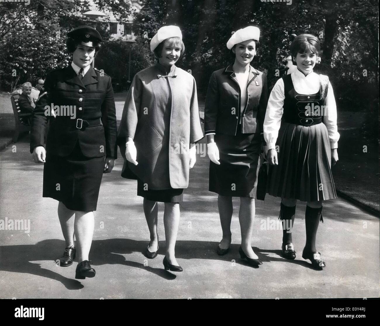 Disfraces uniforme militar fotografías e imágenes de alta resolución - Alamy