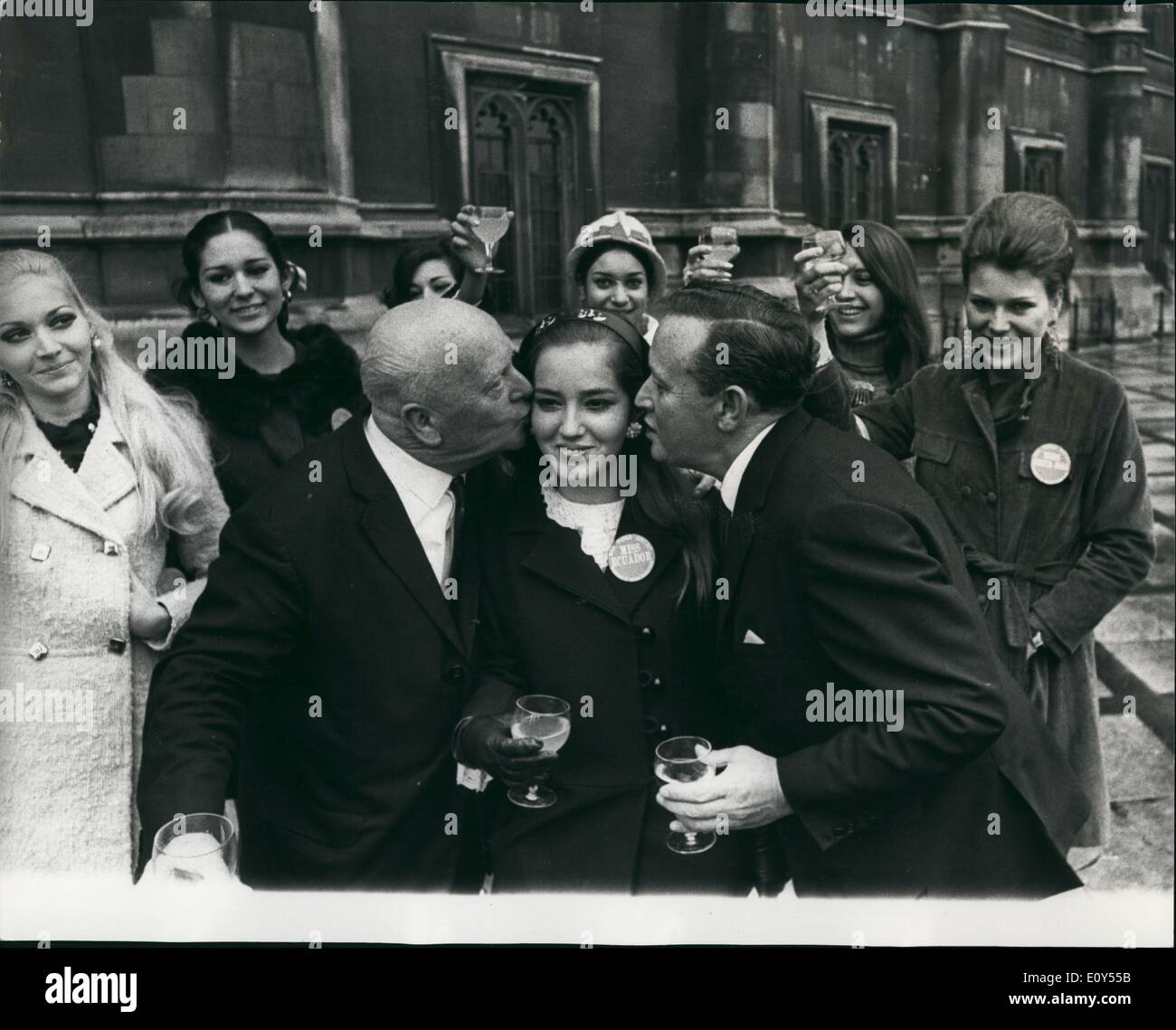 11 Nov, 1968 - Marcia Ramos (Miss Ecuador) que celebra su 21 cumpleaños  hoy, conseguir un beso de cumpleaños de Sir Stephen McAdden, M.P. para  Southead (izquierda) y el Sr. Fred Harris,