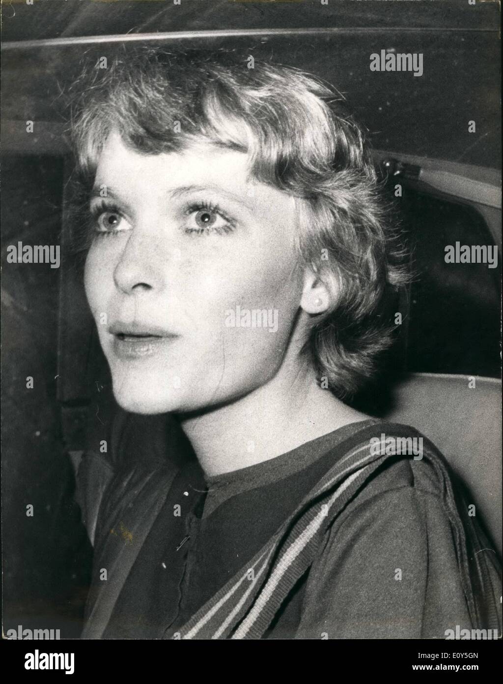 11 Nov, 1968 - Mia Farrow atiende Bow Street; Canadian Film productor Iain Quarrier apareció en Bow Street nuevamente hoy, acusado Foto de stock