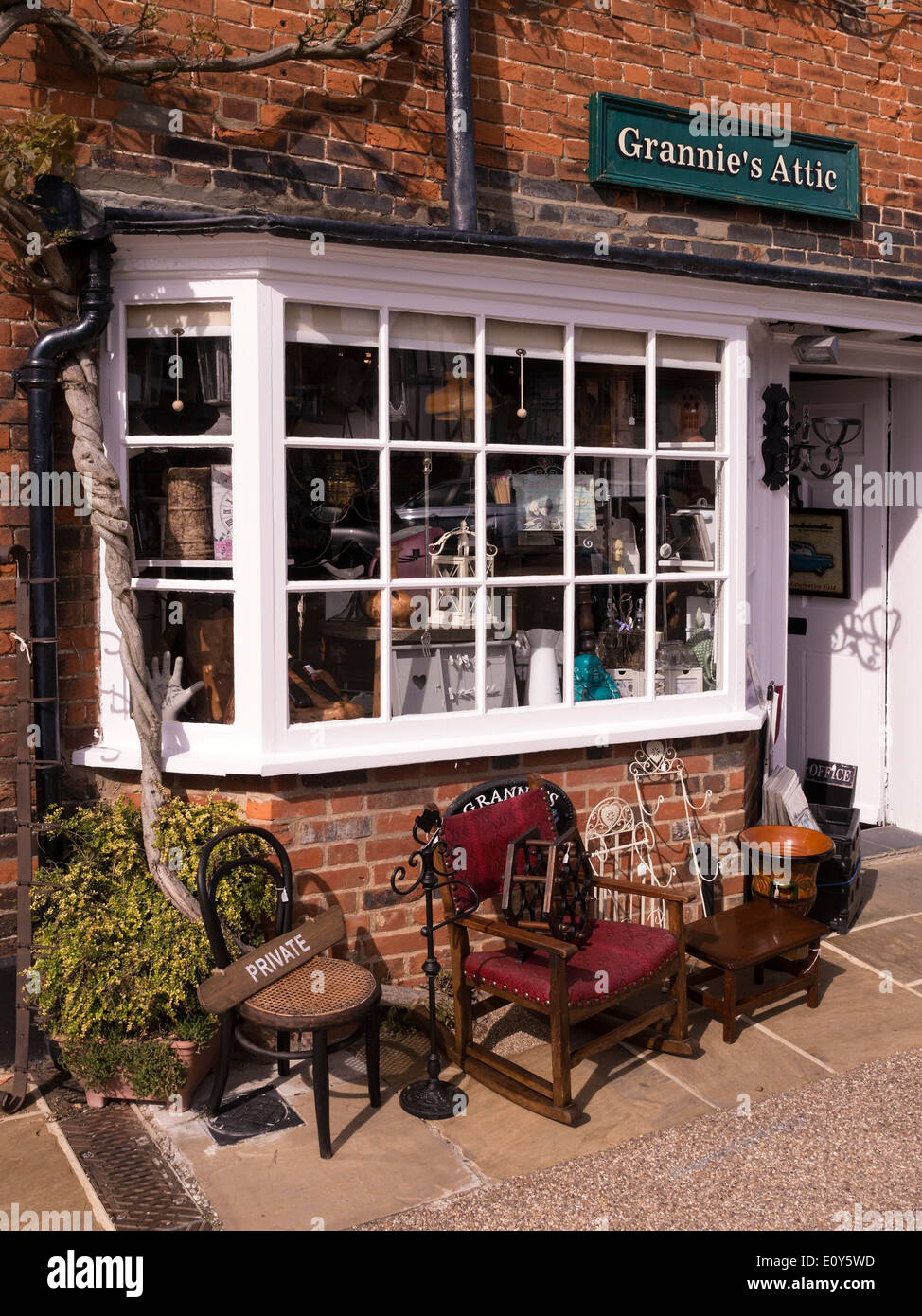 El ático de la Grannie antigüedades y curiosidades tienda, Lavenham, Suffolk, Inglaterra, Reino Unido. Foto de stock