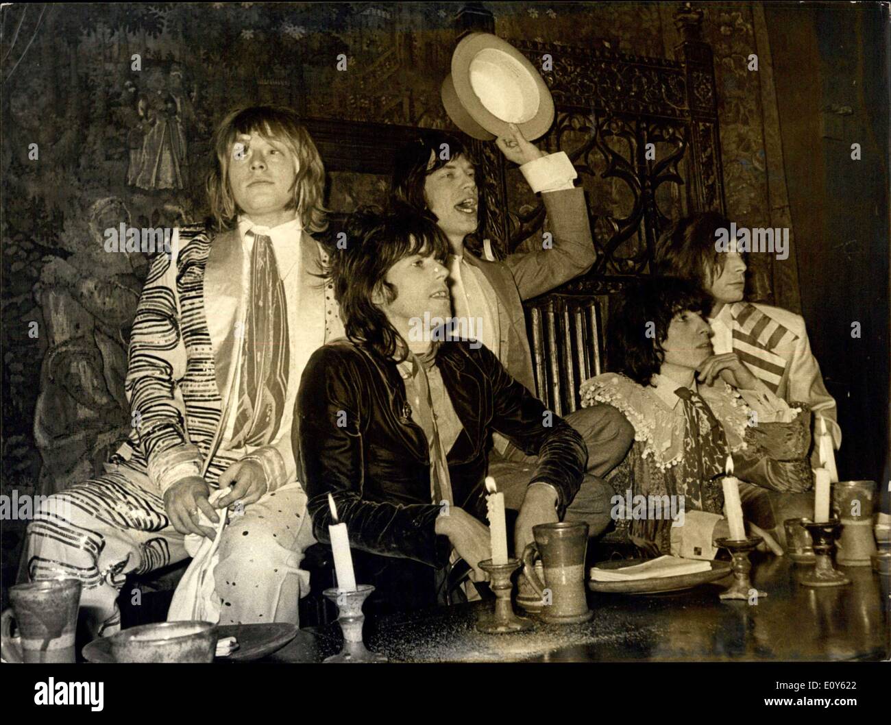 Diciembre 05, 1968 - Tarta de flan de arrojar en Beggars Banquet dadas por Rolling Stones: Los Rolling Stones celebró hoy una Beggars Banquet, con sirviendo wenches, etc, para que un gran número de amigos, periodista de televisión de El Al folk, fueron invitados, en la sala isabelina, Gore Hotel Queensgate. El banquete fue redondeada con una tarta custrad batalla.La imagen muestra: Los Rolling Stones, adecuadamente vestido para el banquete-. Son (de izquierda a derecha): Brian Jones; Keith Richard: Mick Jagger, Bill Wyman y Charlie Watss. Foto de stock