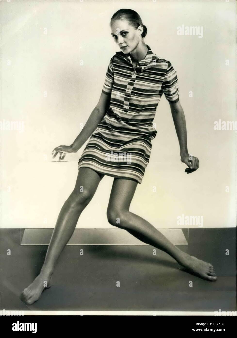 Diciembre 12, 1968 - París la moda: La fotografía muestra mini vestido rojo  con rayas blancas y negras, diseñado por el modista de París Fotografía de  stock - Alamy