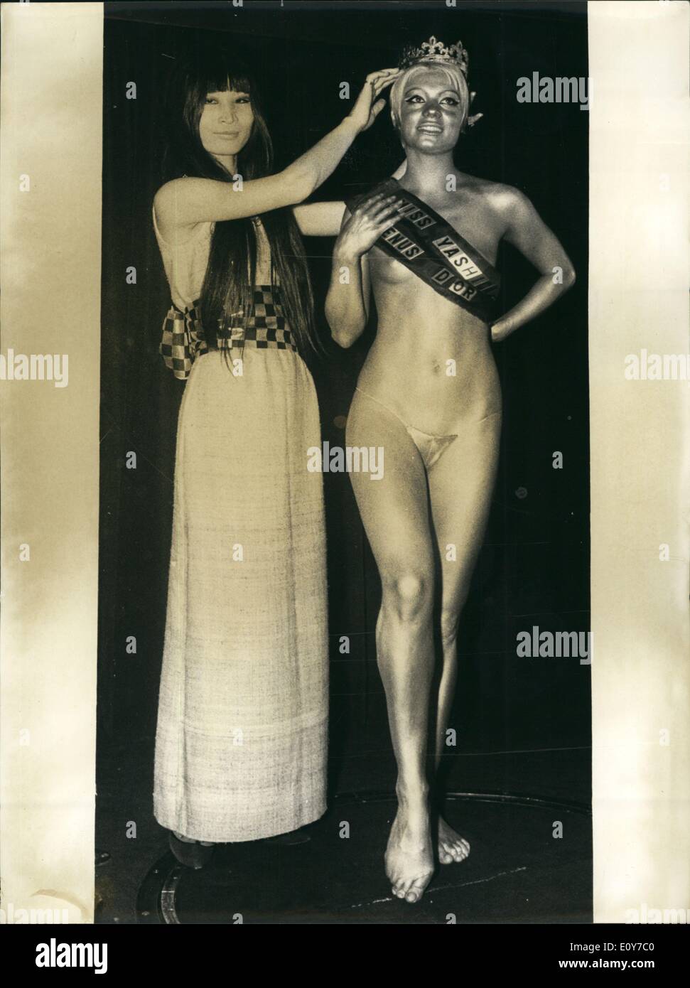 Abril 04, 1969 - Yachica "Venus de oro" de 20 años eligió Lova Moor, artista de cabaret en París en el ''Crazy Horse Saloon" fue elegido ''Miss Yashica Venus de Oro'', bajo el patrocinio del bien el lanzamiento en el mercado francés de la nueva cámara Mecanicor Electro 35 producida por Yashica. Foto de stock