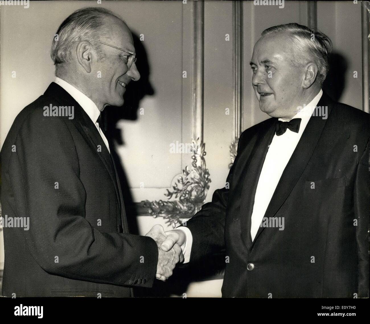 Enero 01, 1969 - Francis Chichester en recepción: Londres: el Primer Ministro Harold Wilson derecha , saludo a la vuelta al mundo yach Foto de stock