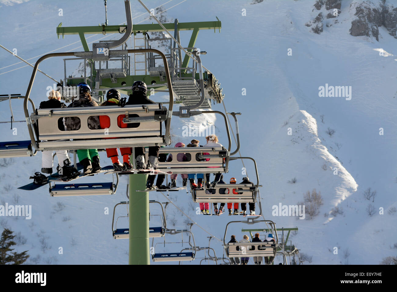Fila de telesillas. Le Mont Dore ski resort. Auvernia. Francia Foto de stock