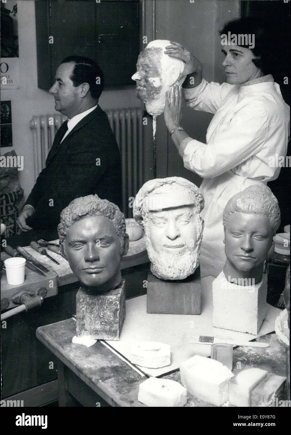 El 15 de enero, 1969 - Irmtraud brutas se muestra haciendo un busto de este hombre sentado a su izquierda. Foto de stock