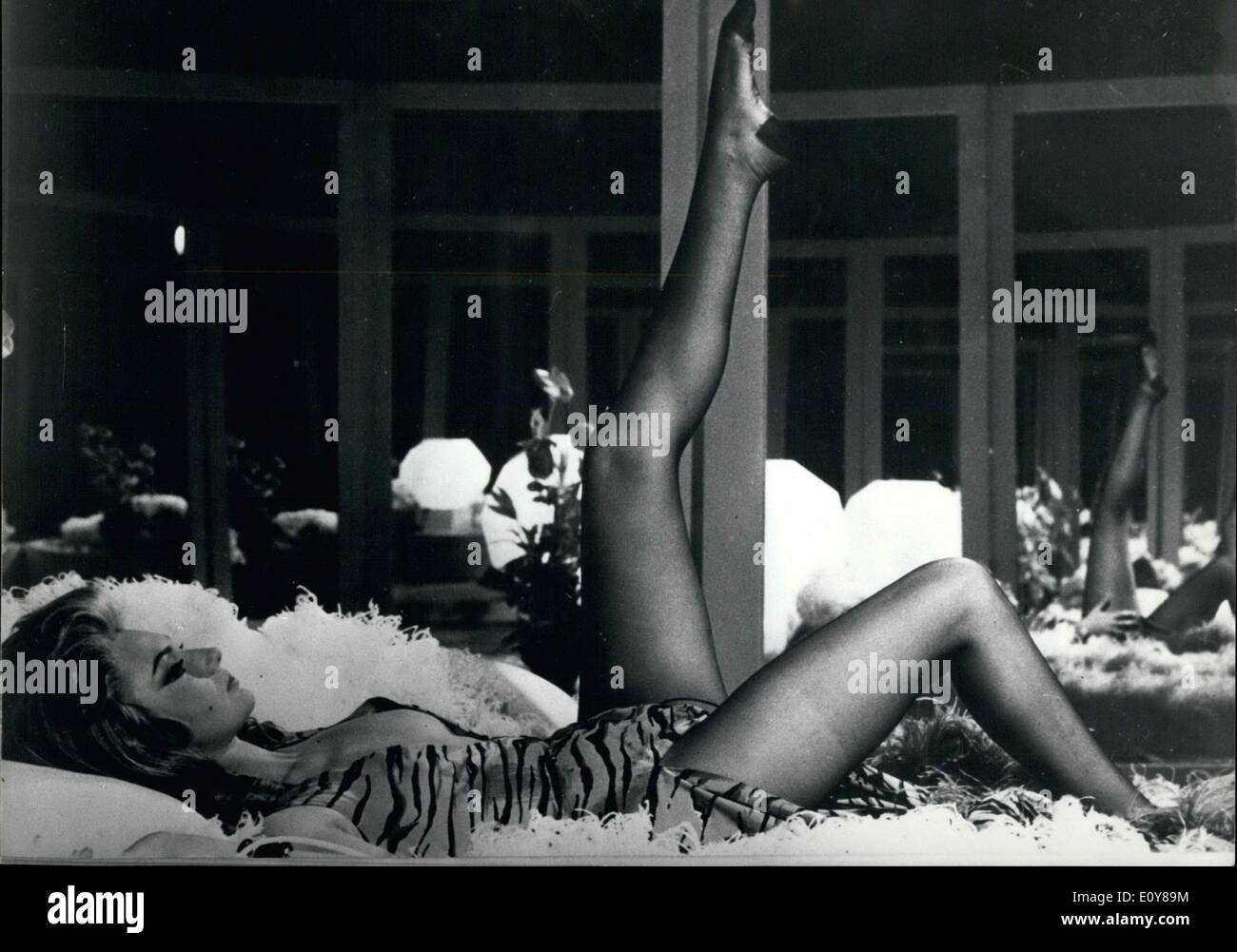 28 Ene 1969 - buena actriz Sylva Eoscina gira la película ''La paradoja del  sexo : veo desnudo '', una parodia de la película sexy que asolan en las  pantallas de todo