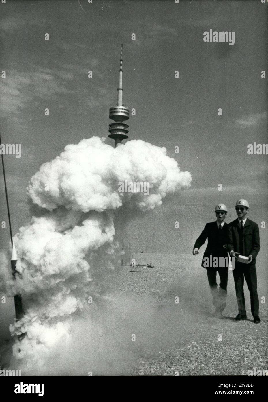 Mayo 03, 1969 - Foto aquí están la construcción de cohetes primos Viktor y Klaus Brandtl. Son fotografiados aquí en la Plaza Olímpica mostrando una imitación de lanzamiento de cohetes. El cohete ''primos'' viajó a los Estados Unidos poco después, hacia dónde se dirigieron a Cabo Kennedy para ver el lanzamiento de un Saturno y será saludado por Wernher von Braun. Foto de stock