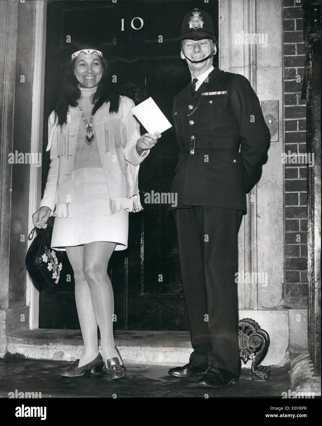 Mayo 05, 1969 - Color rojo indio Mohawk chica no. 10. Miss Kahn Tineta Horn,  de 27 años, una niña de color rojo indio Mohawk, de tierras Ircqucis  caughnawage, Quebec, que quiere