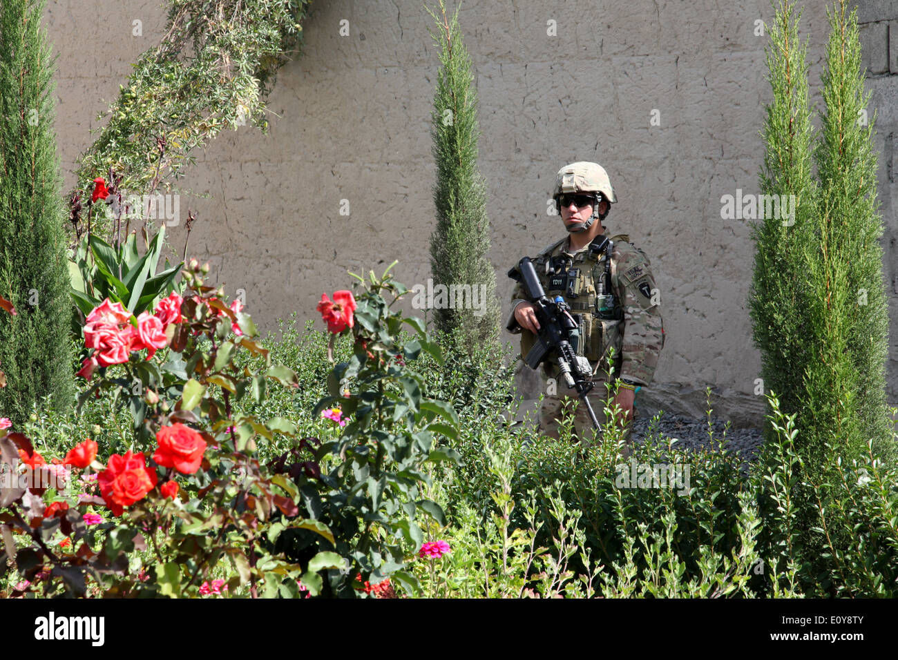 Un soldado Aerotransportada del ejército de los Estados Unidos mantiene vigilancia durante una visita a una aldea agrícola, el 27 de septiembre de 2012 en el distrito de Nadir Shah Kot, la provincia de Khost, en Afganistán. Foto de stock
