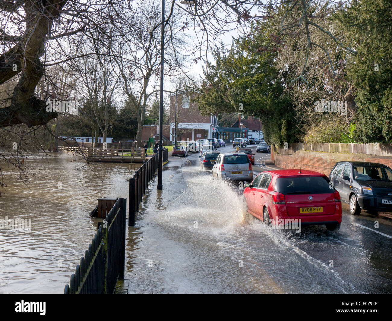 En Cobham, Surrey, Reino Unido, las aguas de la inundación en la carretera splash Foto de stock