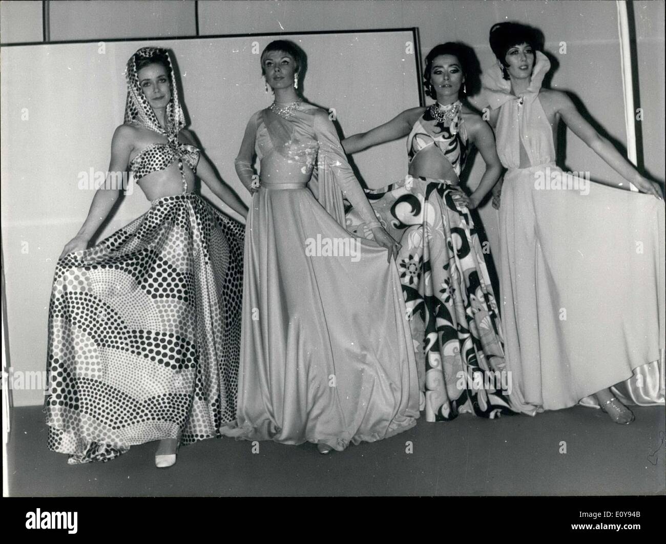 Mayo 06, 1969 - Arnel Modelos 1970 vestidos de desgaste en el George V  Hotel en París Fotografía de stock - Alamy