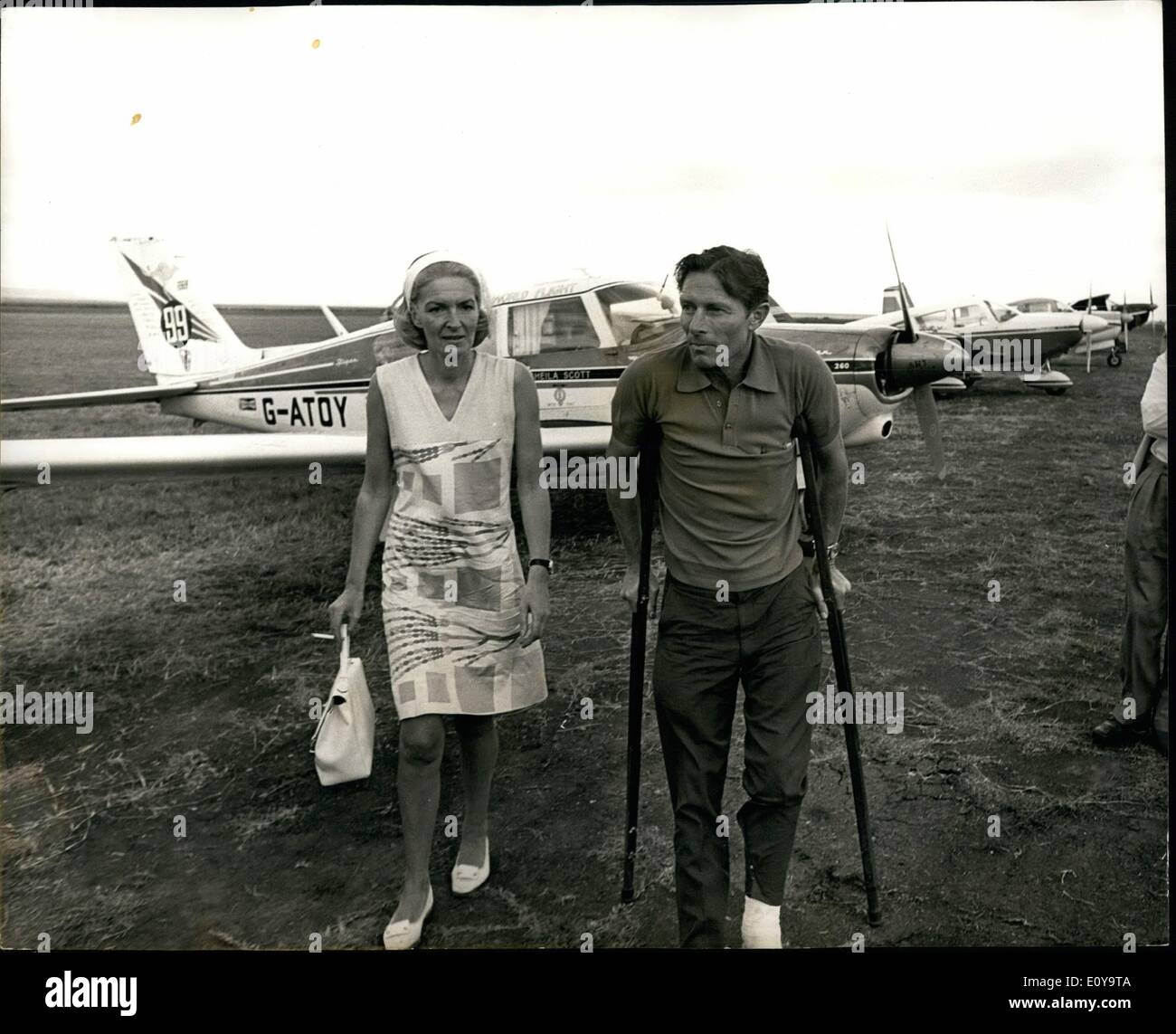 Septiembre 09, 1969 - Sheila Scott en Nairobi con el copiloto lesionado. Gran Bretaña flier récord Sheila Scott , aterrizó en el aeropuerto Wilson de Nairobi , después de ganar el golpe des Dames sección de la East African Safari volar durante el fin de semana. Sheila's co Alan Coulson piloto voló el segundo tramo de la carrera de 1200 millas con una fractura de tobillo. Fue herido de ir al rescate de la Srta. Scott durante la noche parada en Malindi. La Srta. Scott dijo: ''tres borrachos trató de tirar de mí en una piscina en Malindi y Alan resultó herido cuando trató de ayudarme Foto de stock