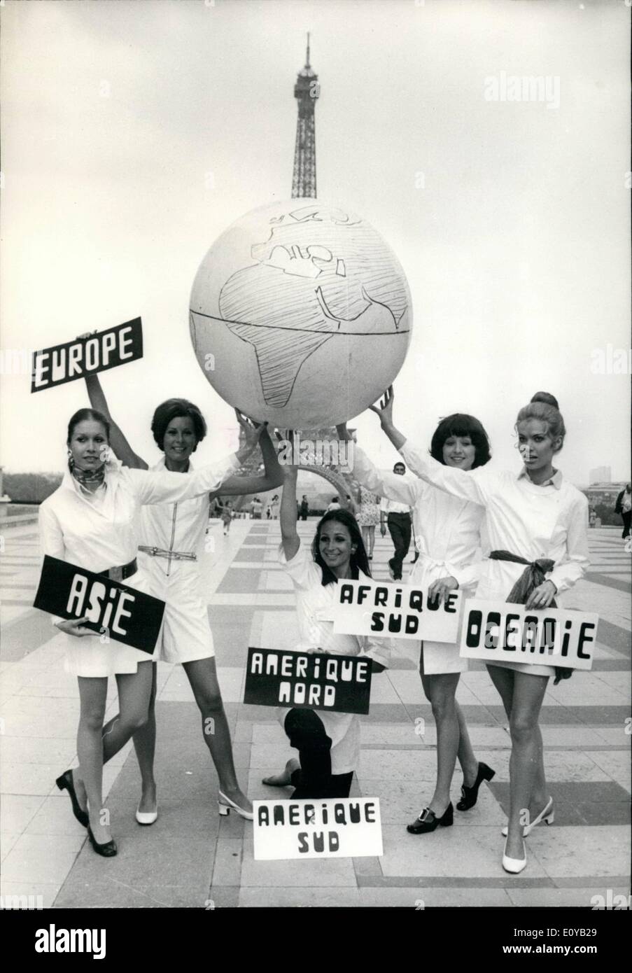 Jul 07, 1969 - cada uno de los modelos representa un país diferente. Guy Mollet y Christian Pineau viajar a Moscú Im Foto de stock
