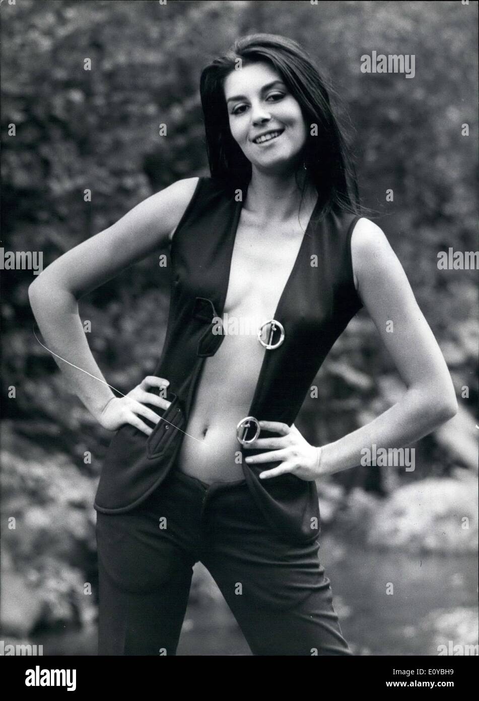 Octubre 10, 1969 - Daniela Giordano, de 22 años, de Palermo, Sicilia , es la última estrella de Cinecitta, joven, brunetto, trabajó en muchos Foto de stock