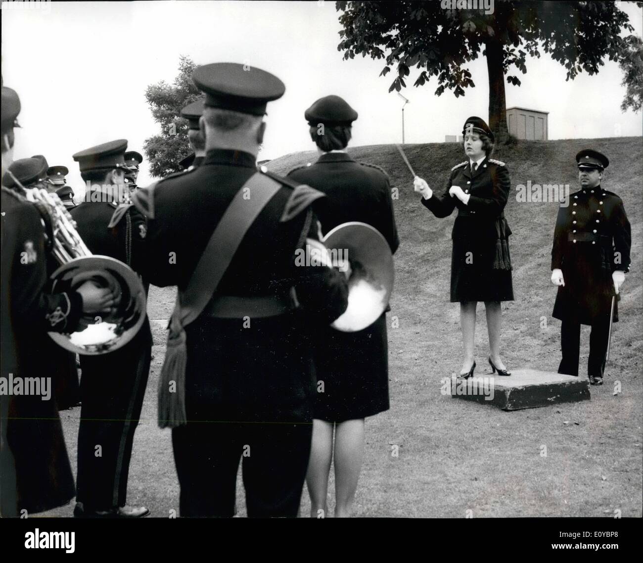 Agosto 08, 1969 - el marido y la mujer unen sus fuerzas en la tribuna: Dos bandas y dos conductores proporcionando un matrimonio armonioso en el patio de armas en el cuartel W.R.A.C. en Stoughton, cerca de Guildford, Surrey, ayer. Capt Zara Bowness-Smith, 26, realizó una ensayos para un concierto en Guildford anoche, dada por la combinación de bandas de la W.R.A.C., de la que es director de música, y los 3mn. El Royal Anglian Regt., cuyo bandmaster, Sr. Robert Bowness-Smith, estaba por tomar el relevo Foto de stock