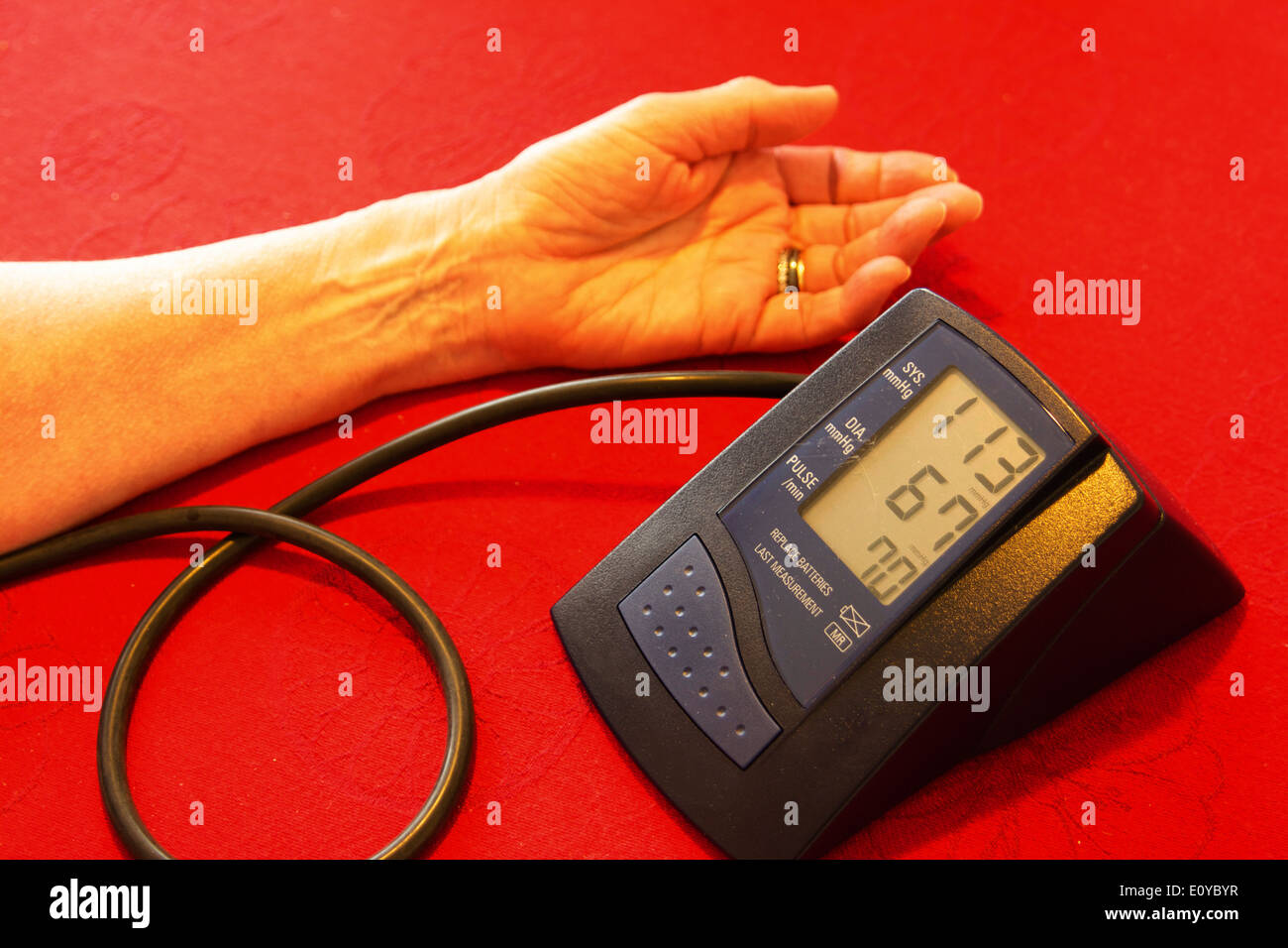 Unidad de Monitoreo ambulatorio de presión arterial Foto de stock