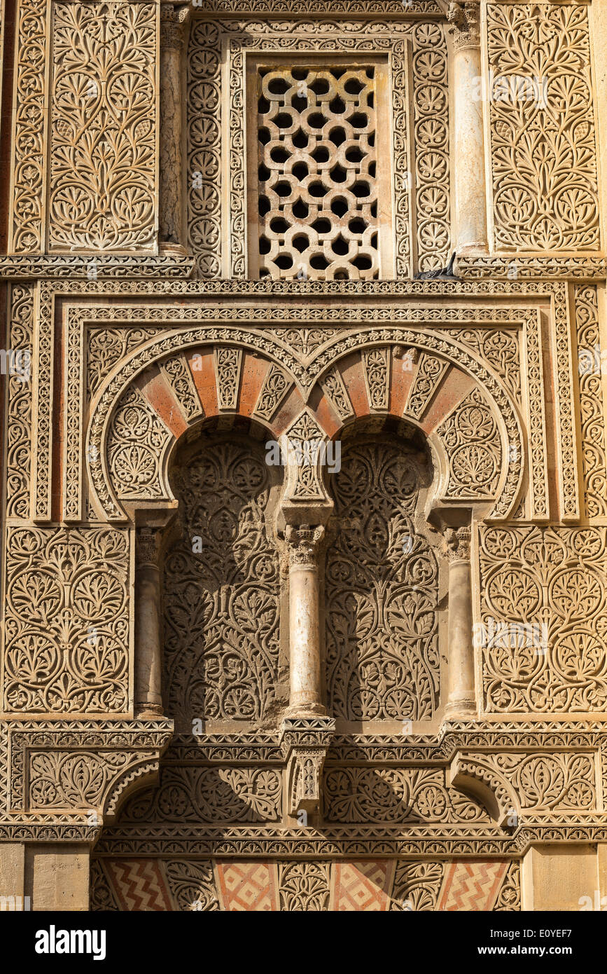 Tallado en piedra y ladrillo de decoración en la fachada occidental de la  Gran Mezquita, La Mezquita, en Córdoba, España Fotografía de stock - Alamy