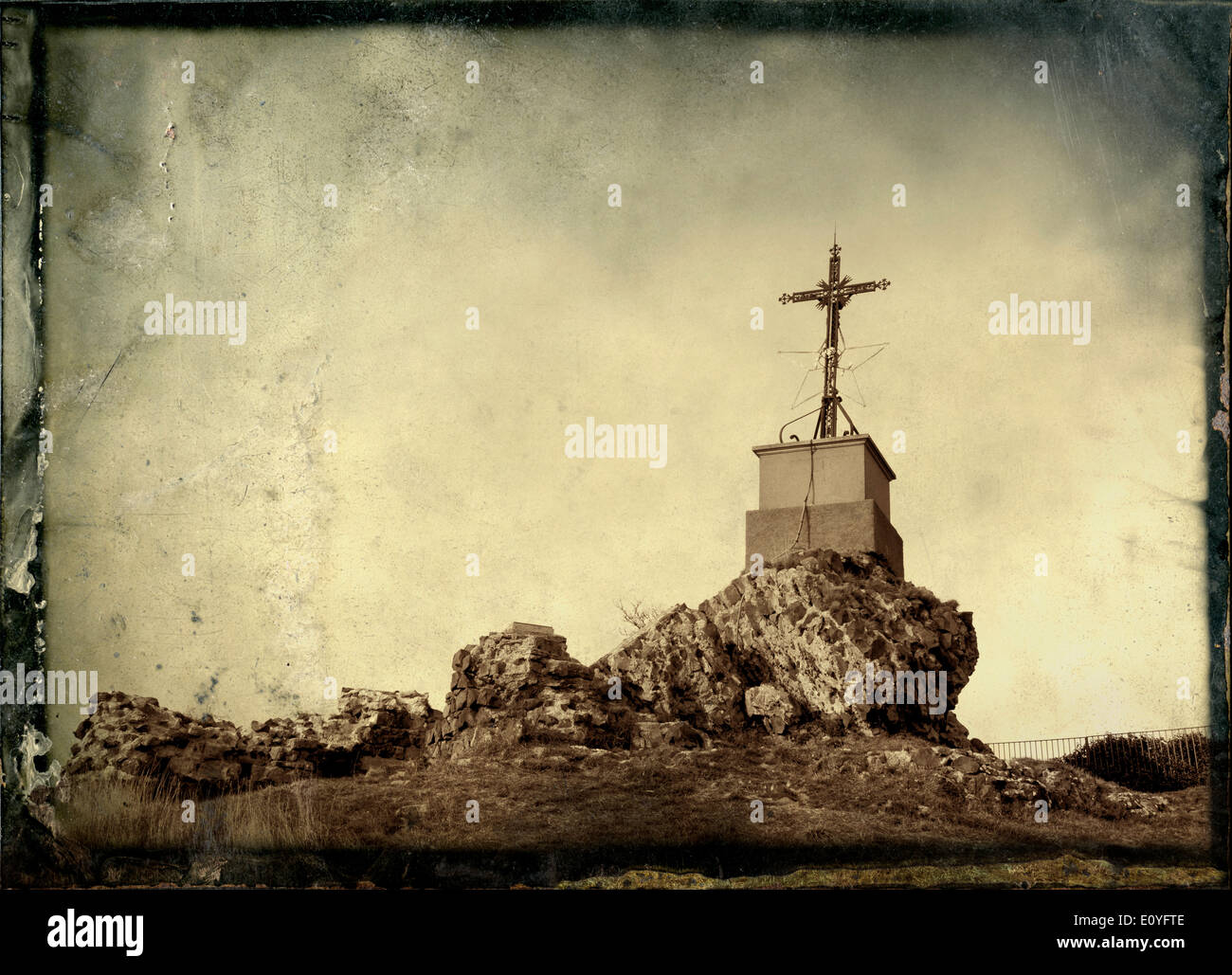 Cruz sobre una roca en el campo, Francia, Europa - arte-imagen del efecto Foto de stock