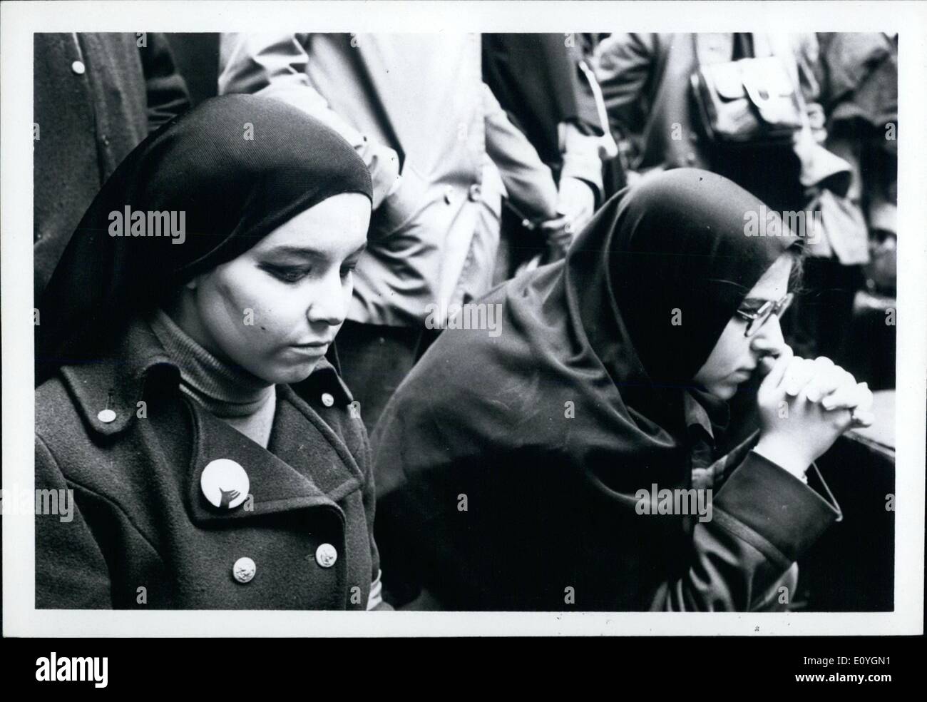 Mayo 05, 1970 - Escuela de Artes Escénicas los estudiantes se manifiestan contra la guerra y la matanza de los estudiantes de Kent State Rockfeller Plaza, Nueva York. Foto de stock