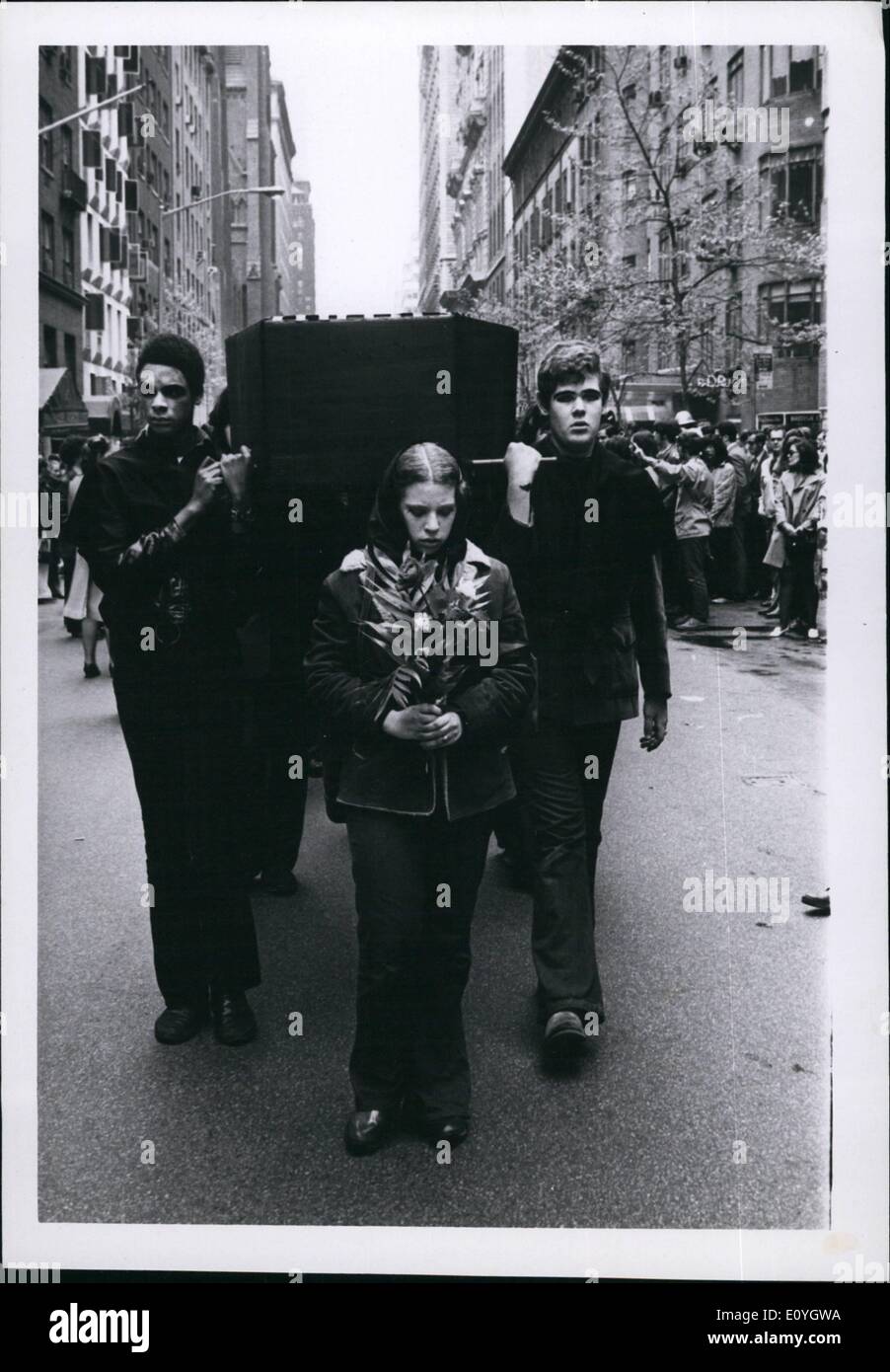 Mayo 05, 1970 - Escuela de Artes Escénicas ''Street Theatre'' estudiantes manifestándose contra la era y la matanza de los estudiantes de Kent State. Foto de stock
