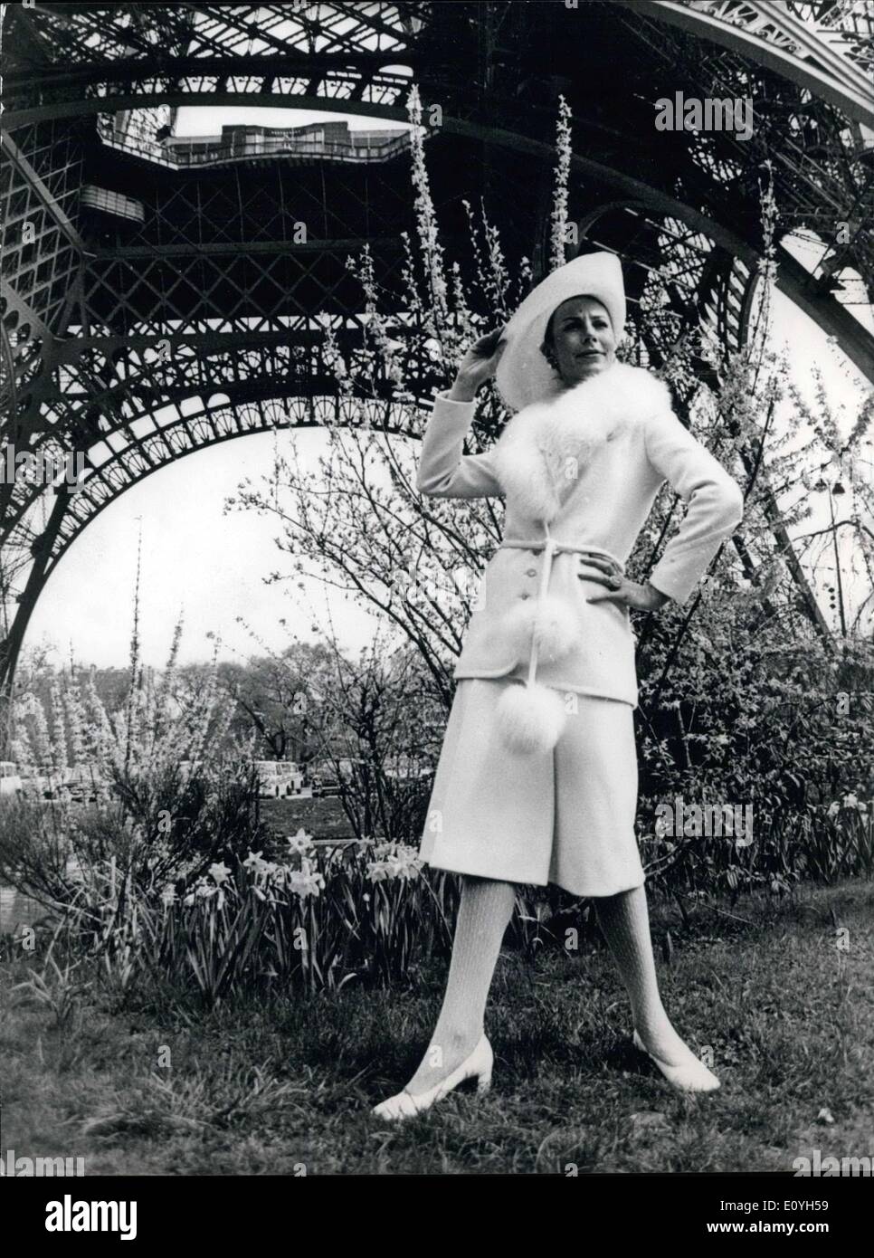 Mayo 15, 1970 - posando entre las flores de la primavera debajo de la Torre Eiffel, este modelo lleva un traje de Hans Vermelen's 1970-71 Foto de stock
