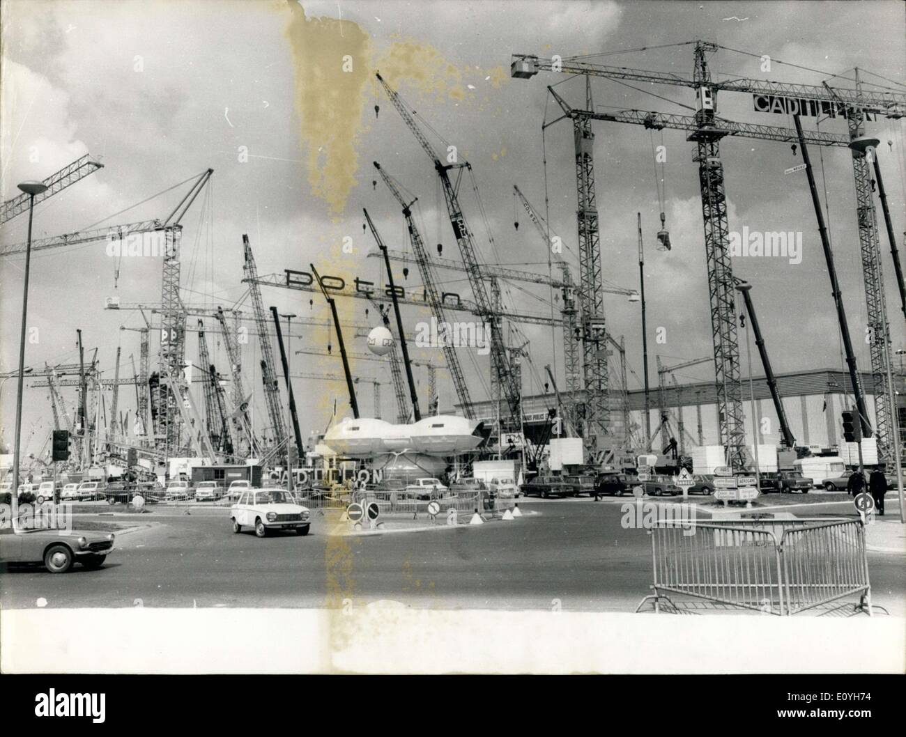 Mayo 27, 1970 - grúas de construcción entre las numerosas novedades que utiliza en Bouget Foto de stock
