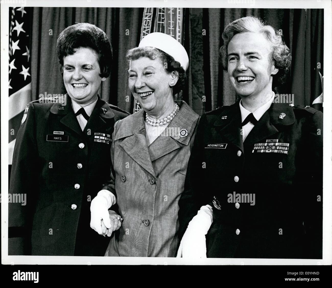 Jun 06, 1970 - La Sra. Dwight D. Eisenhower era entre los distinguidos invitados que asistieron a la ceremonia en la que Anna Colnel M.V. Hays, Director del Cuerpo de enfermeras del Ejército, a la izquierda y el Coronel Elizabeth P. Hosington, Director del Cuerpo de Mujeres del Ejército, a la derecha, fue promovido al rango de General de Brigada. Esta es la primera vez que las mujeres han ocupado el rango de Oficial General de las Fuerzas Armadas de los Estados Unidos. Foto de stock